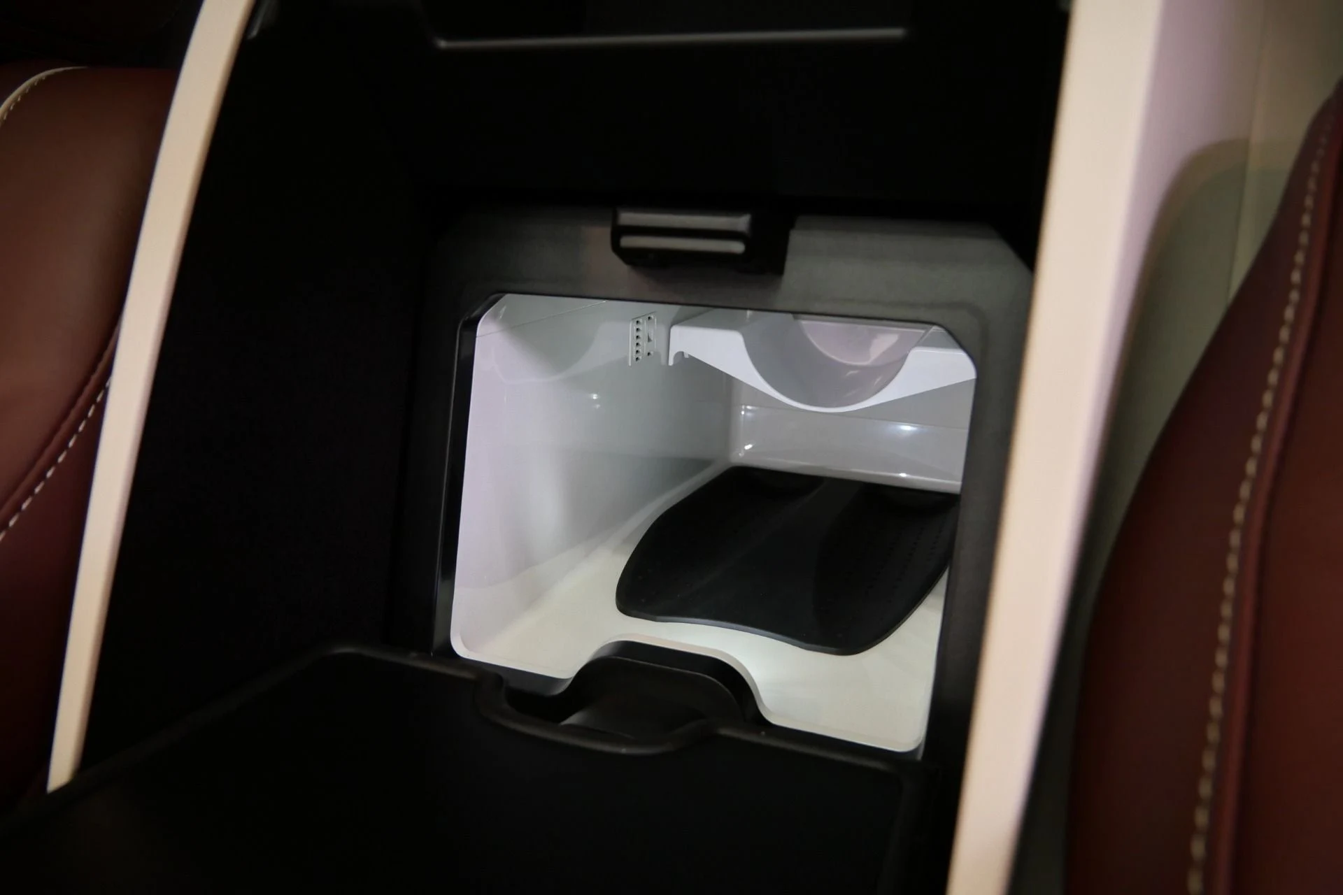 mph038_678989747_Used_2022_Mercedes_Benz_Maybach_GLS_600_4_MATIC_Beautiful_Colors_Four_Seat_Configuration_Walnut_Trim_1776795080_806c6eac84