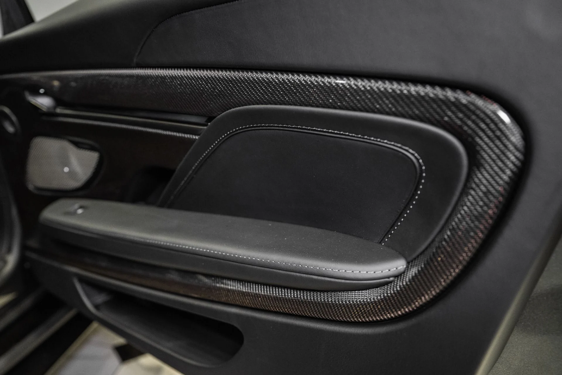 mph038_68401479_New_2027_ASTON_MARTIN_VANQUISH_1787330062_e0182e6029