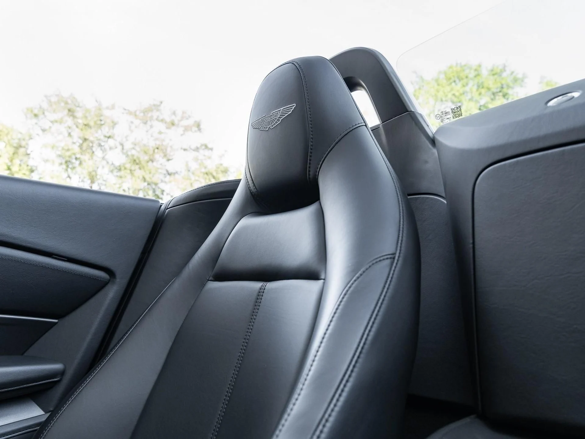 mph038_689764624_Used_2021_Aston_Martin_Vantage_1763409981_304f6102ac