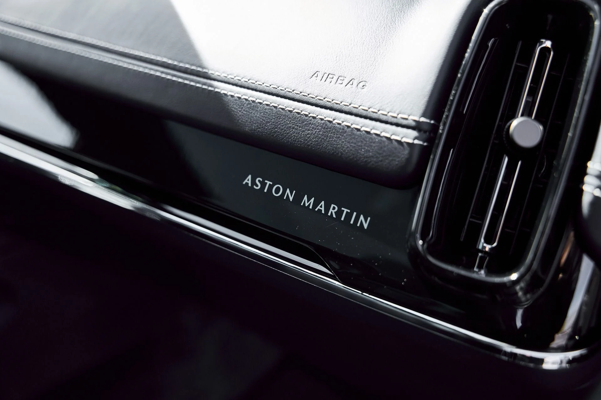 mph038_712175095_Used_2025_Aston_Martin_DBX_707_1771642286_adacfc6ec7