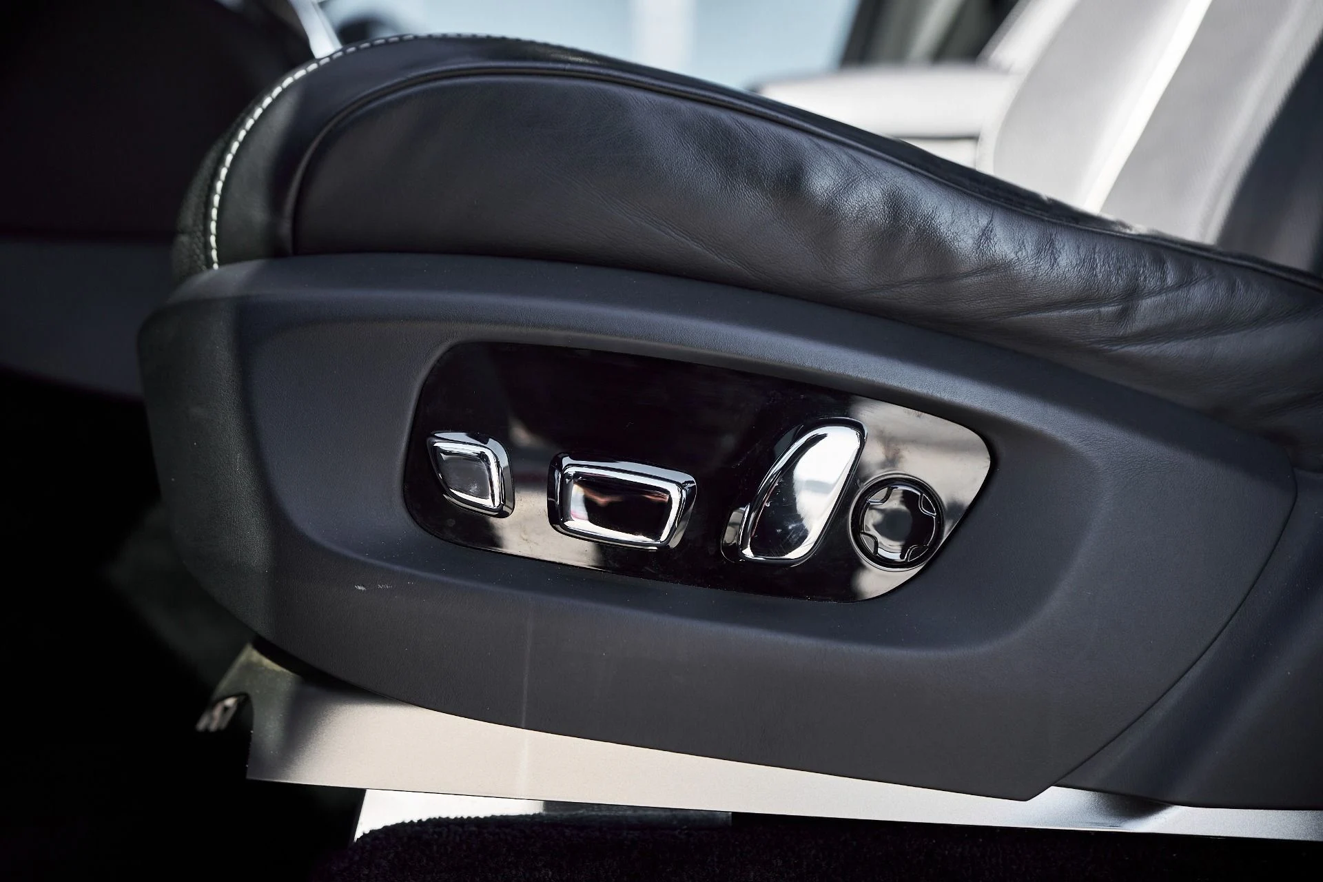 mph038_771343267_Used_2019_Rolls_Royce_Cullinan_Base_1764382701_ffe1000d5f