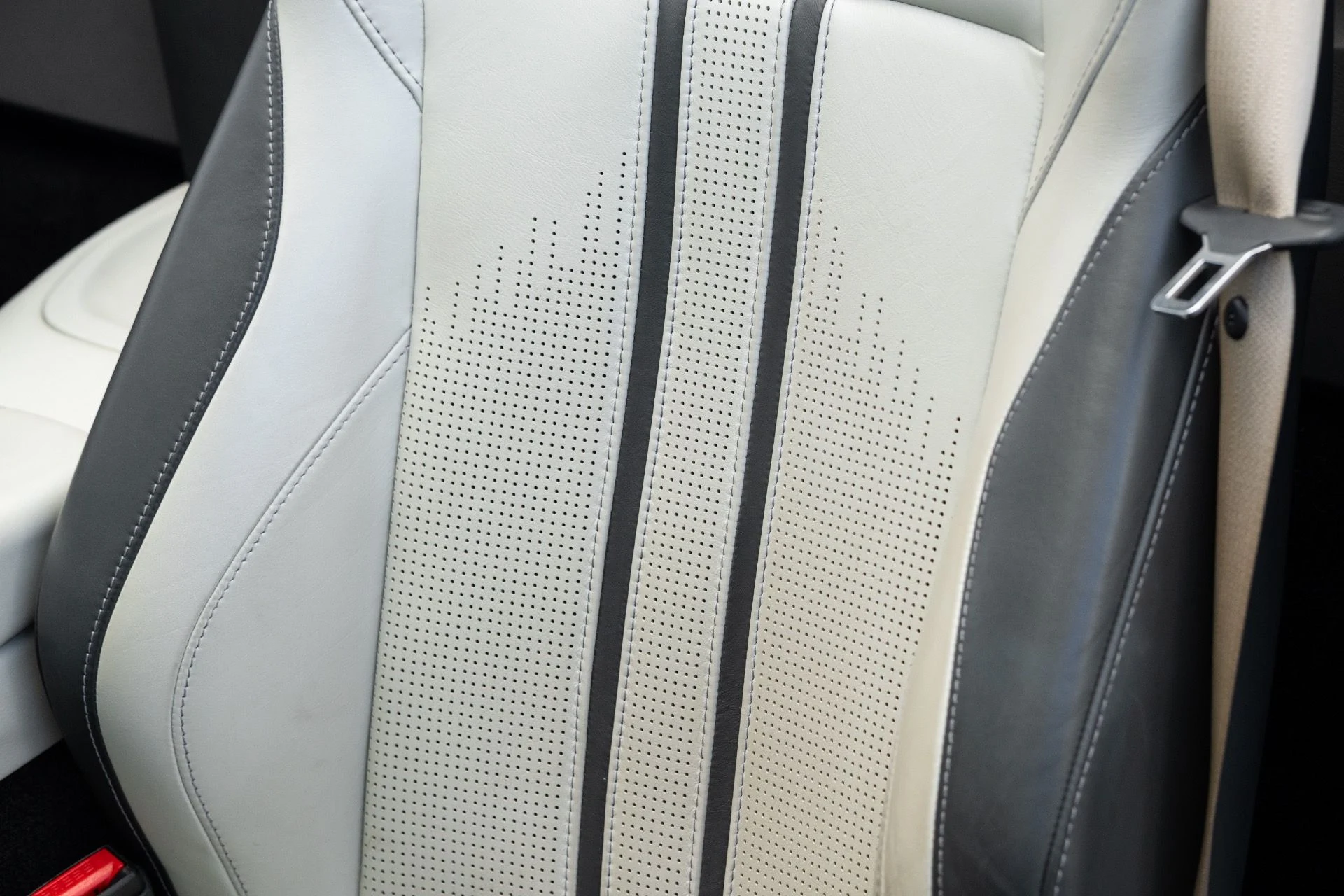 mph038_781305801_Used_2023_Aston_Martin_Vantage_V8_1773336980_b4caf3a1f1