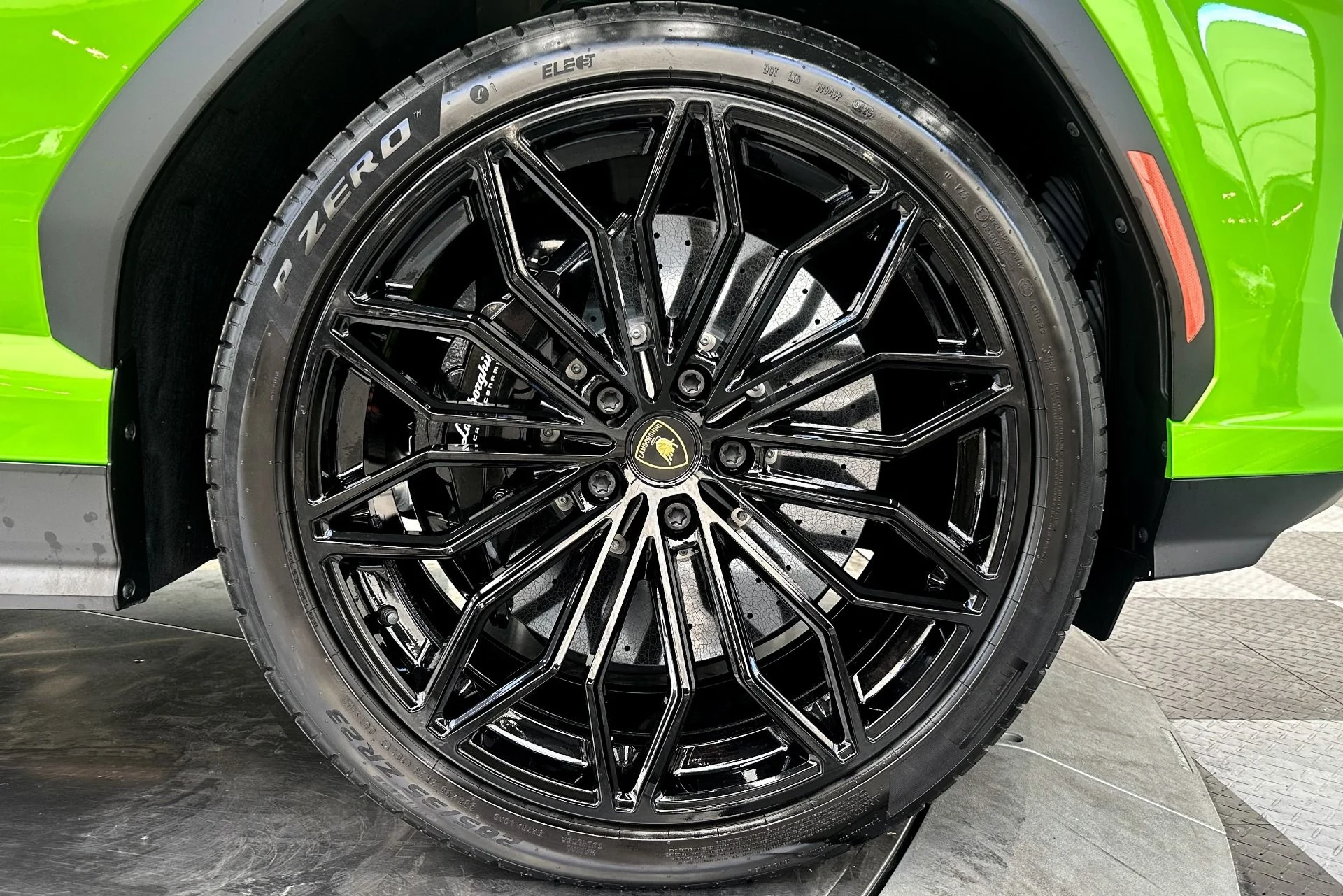mph038_831332544_Used_2025_Lamborghini_Urus_SE_Bicolor_Sportive_Interior_870_Miles_789_Horsepower_1772047761_097407dec7