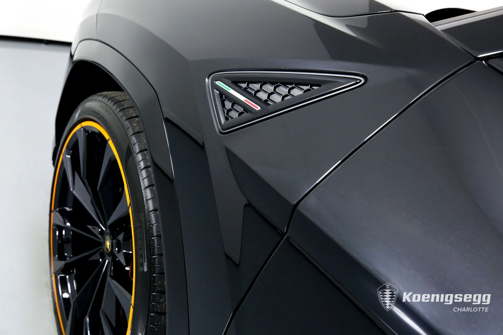 mph038_846465663_Used_2021_Lamborghini_Urus_1675553145_daf5b9617c