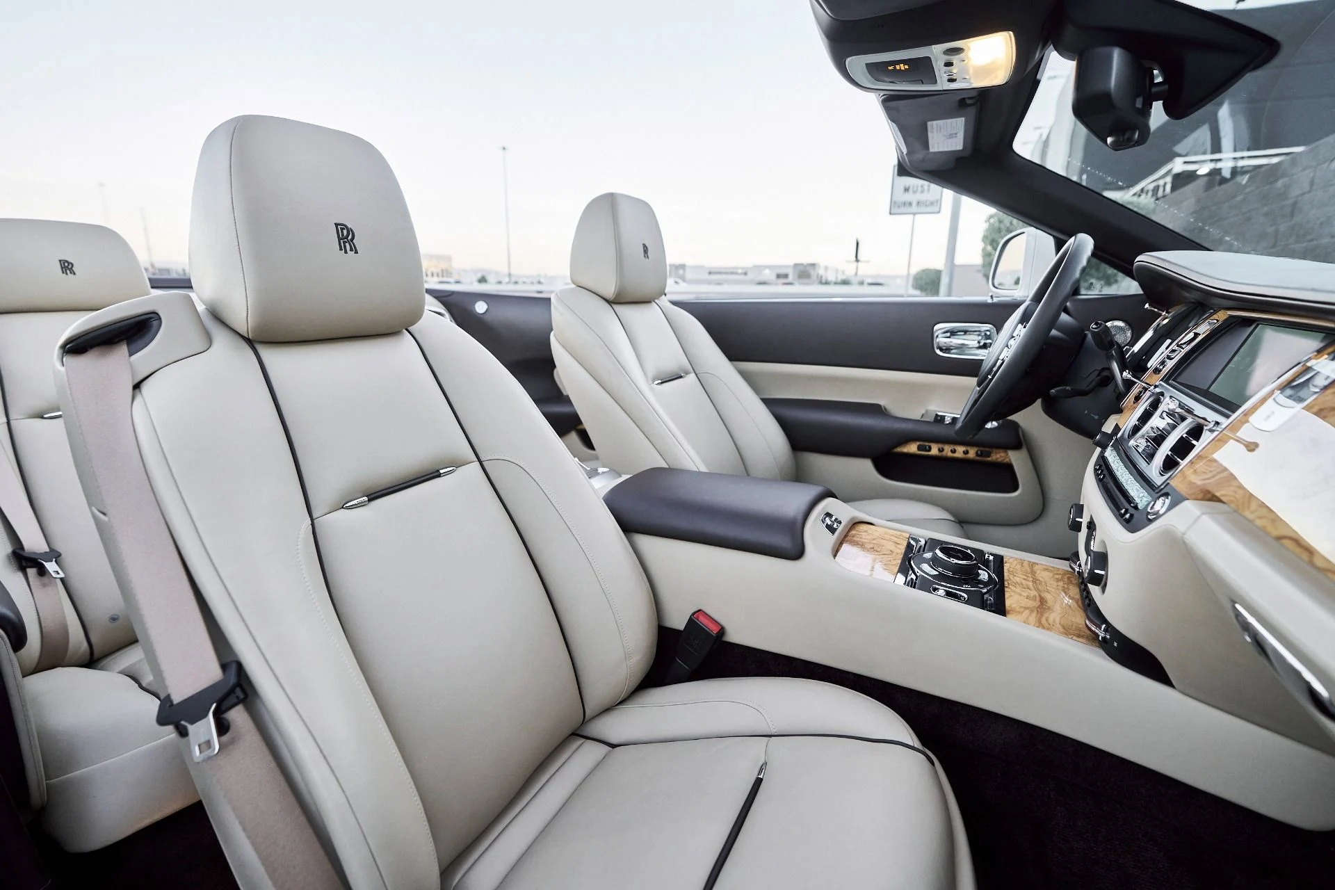 mph038_872490157_Used_2017_Rolls_Royce_Dawn_Base_1764730538_53b2dc9916