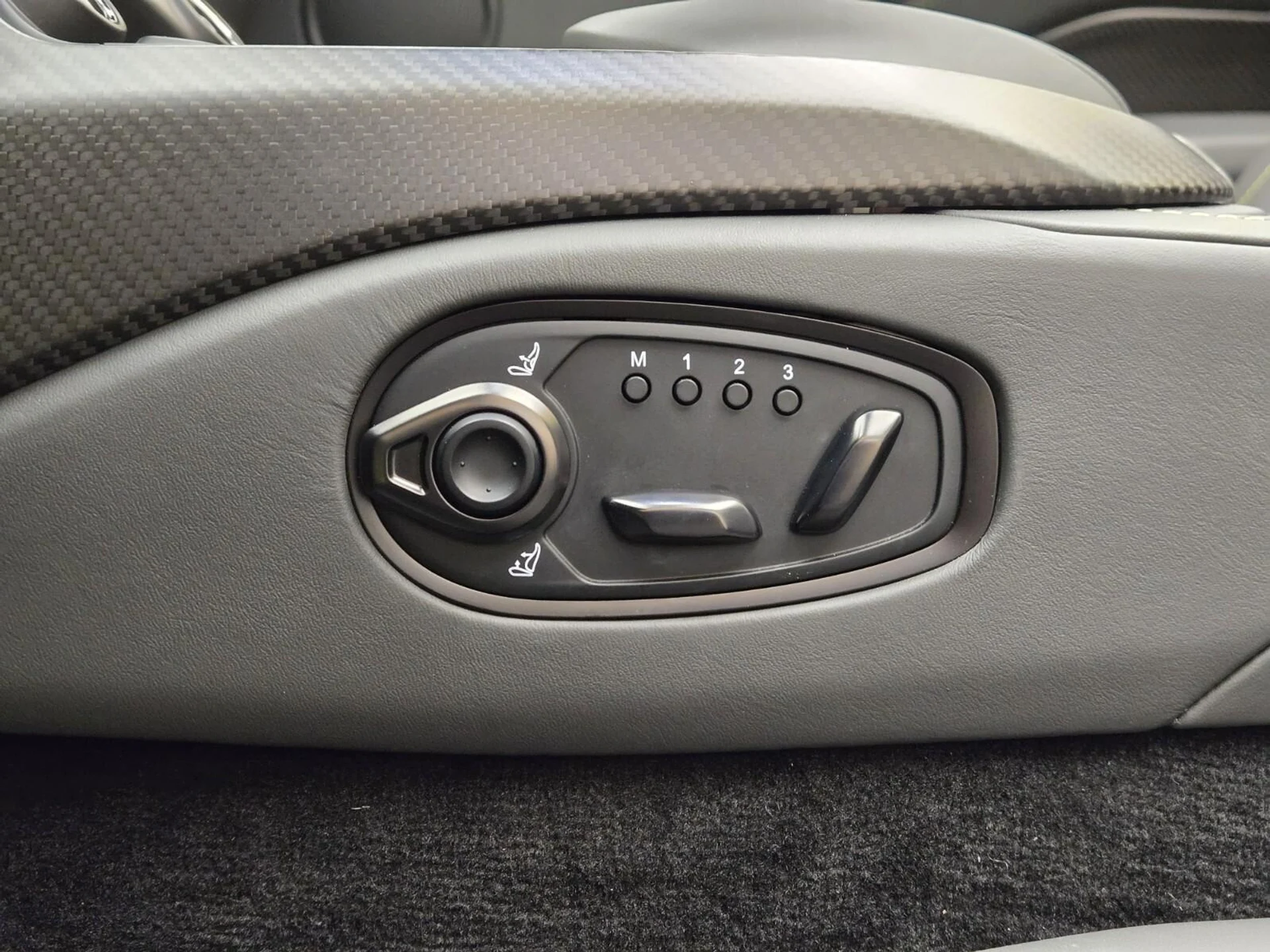 mph038_955271757_Used_2023_Aston_Martin_Vantage_1762849177_26e371ee16