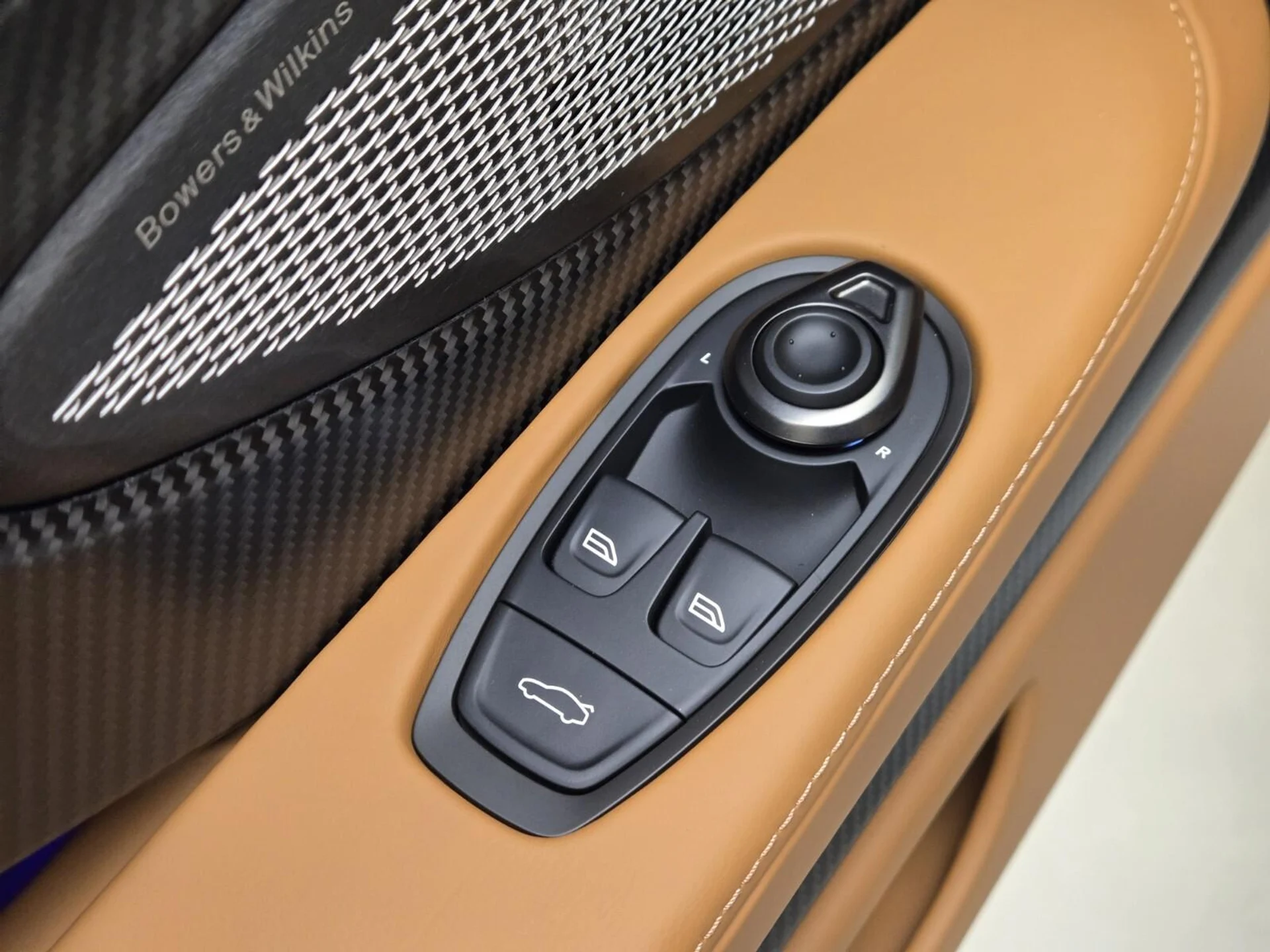 mph038_974292238_New_2026_Aston_Martin_DB_12_Volante_1771740436_9bd6c43e94