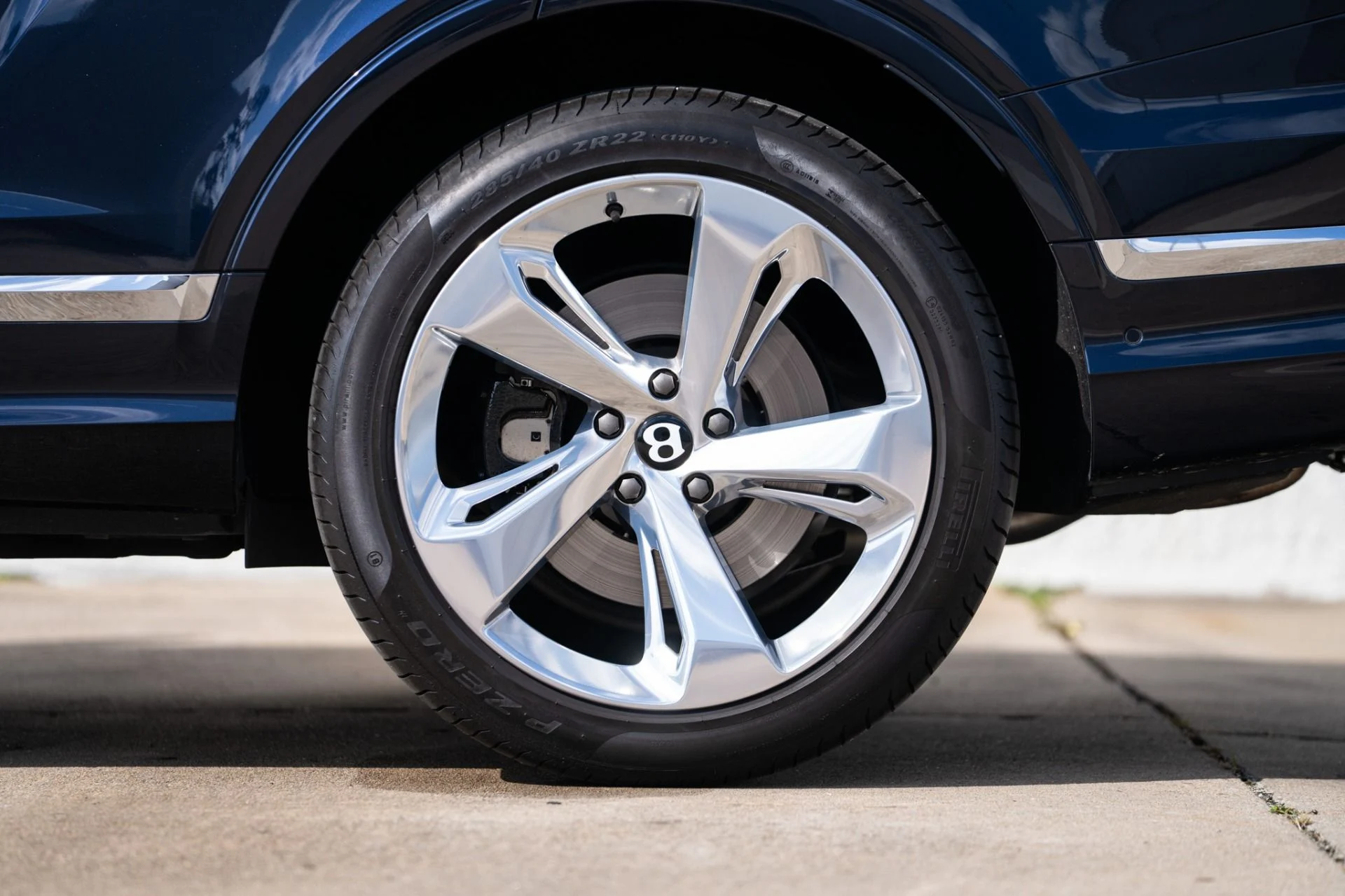 mph038_976544260_Used_2024_Bentley_Bentayga_V8_1761672305_19b8ad4c15