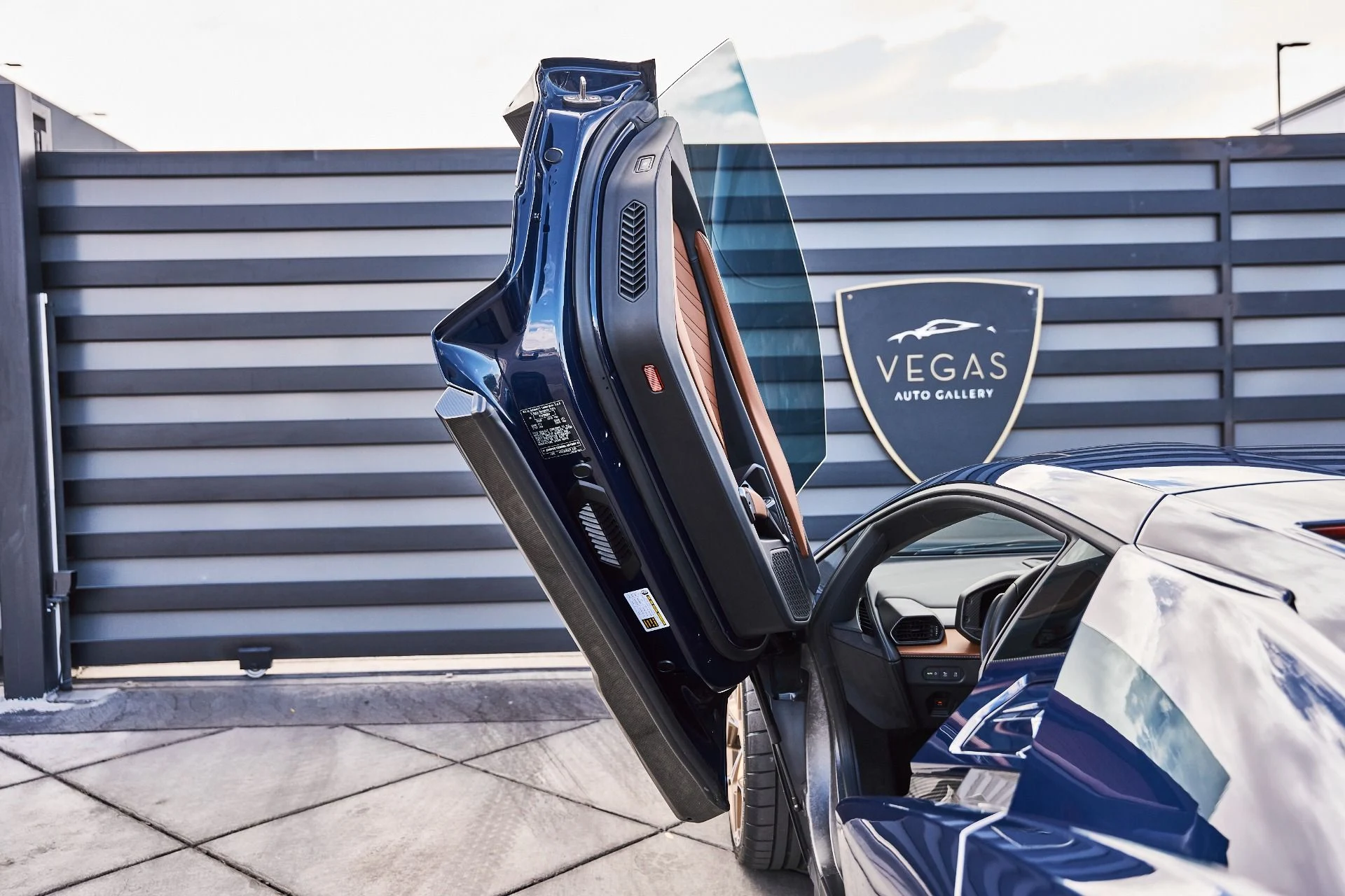 mph038_978345715_Used_2025_Lamborghini_Revuelto_Base_1777078128_a5ba69f28a