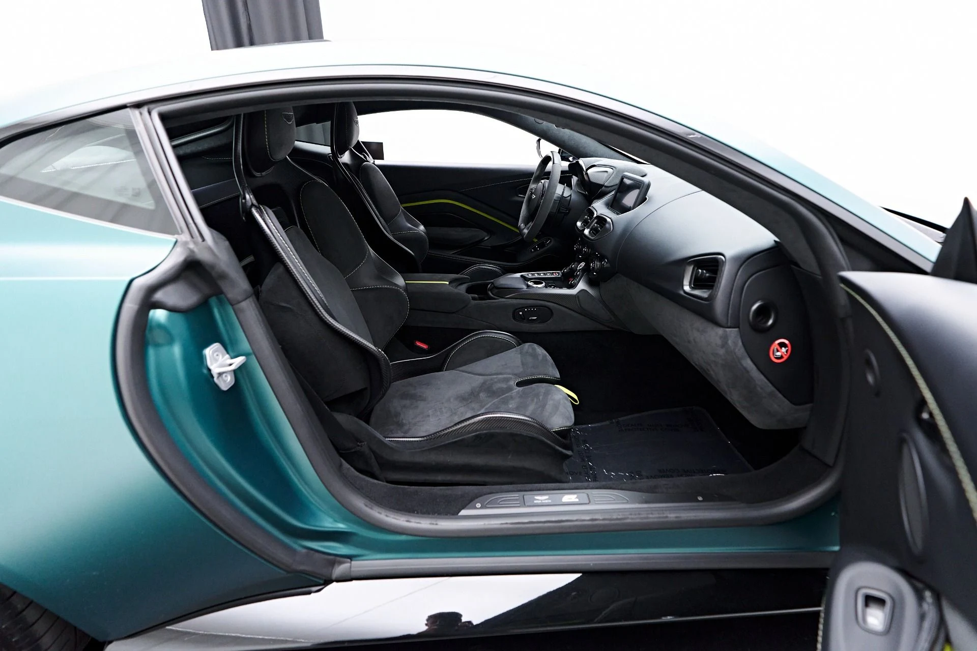 mph039_1031867200_Used_2023_Aston_Martin_Vantage_F1_Edition_1755655656_e8b102cc08