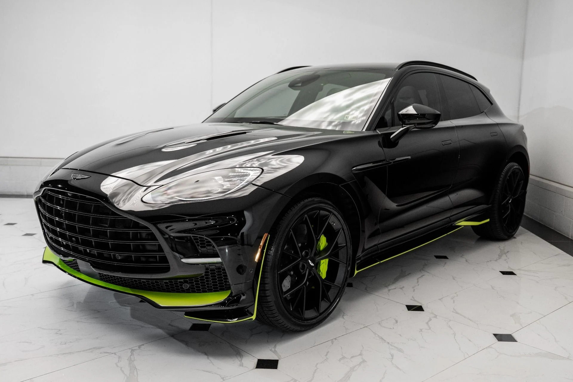 mph039_1034203366_Used_2024_Aston_Martin_DBX_707_1746070286_bb257dbc7e