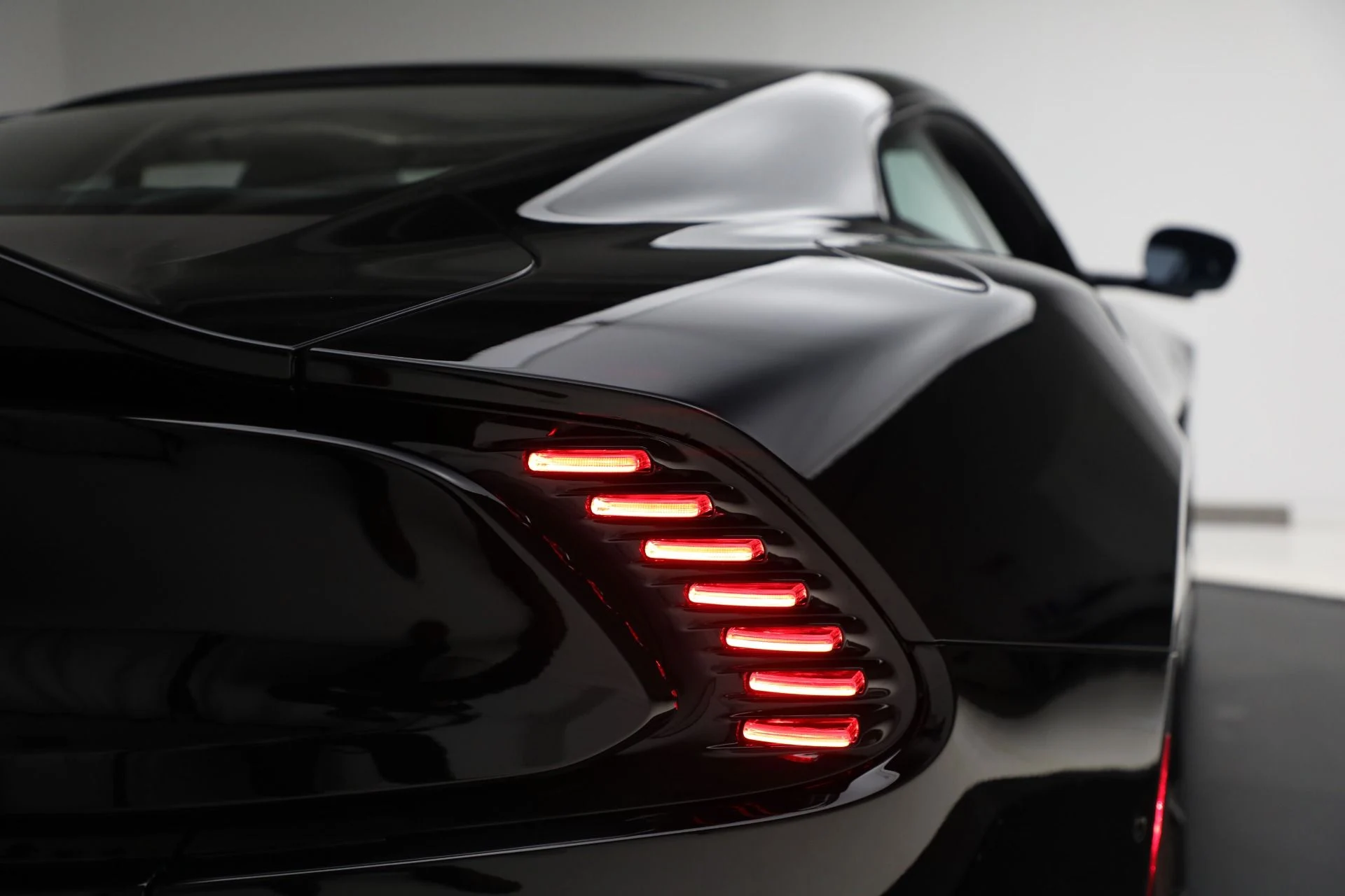 mph039_105575586_New_2025_Aston_Martin_Vanquish_bfc1982e87