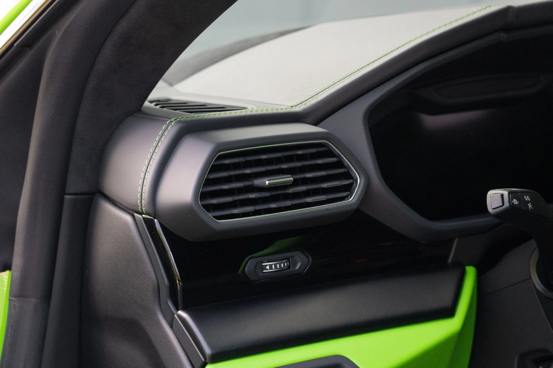 mph039_110668749_Used_2023_Lamborghini_Urus_S_1755804892_39f1a251bc