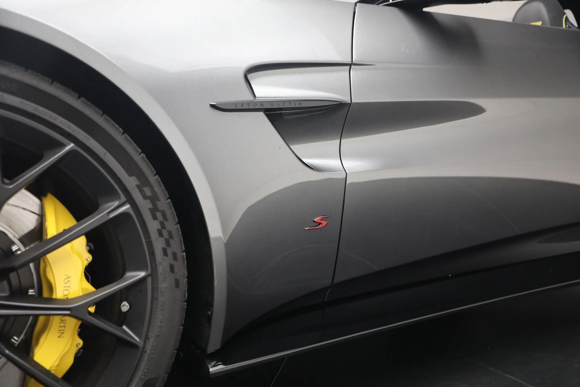 mph039_1114291595_New_2026_Aston_Martin_Vantage_S_Roadster_1776880029_e6bb81904a