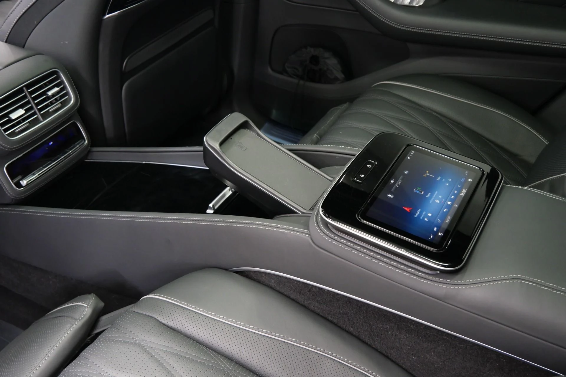 mph039_1114369066_Used_2025_Mercedes_Benz_Maybach_GLS_600_4_MATIC_Monoblock_Wheels_4_Seat_Configuration_Rear_Entertainment_1776793710_30af657514