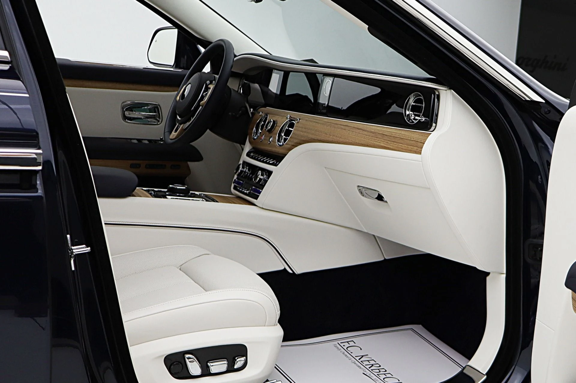 mph039_1196323093_New_2025_Rolls_Royce_Ghost_LEASE_OPTIONS_AVAILABLE_ba36749b6b