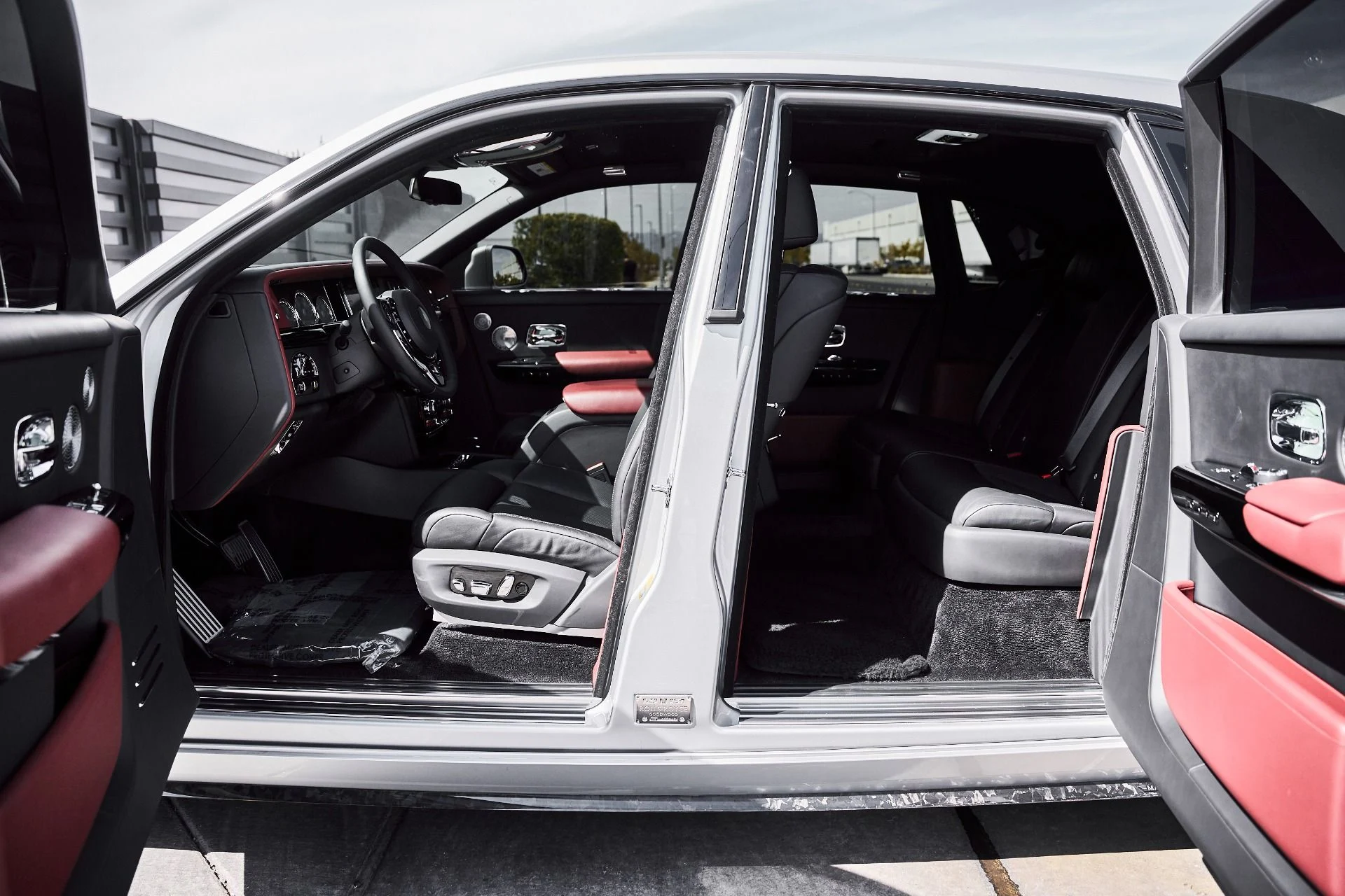 mph039_1231008420_Used_2024_Rolls_Royce_Phantom_Base_1778172926_e205dec75d
