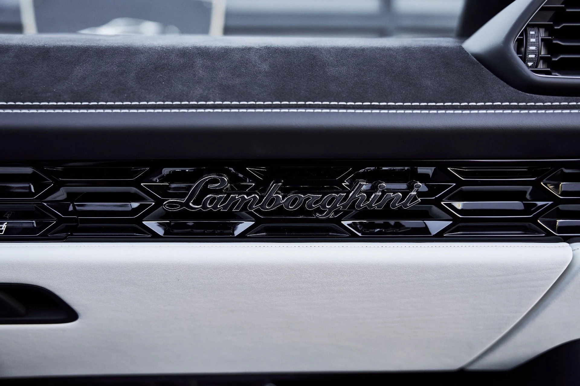 mph039_1259508322_Used_2024_Lamborghini_Huracan_EVO_Base_1774744573_03b505878d