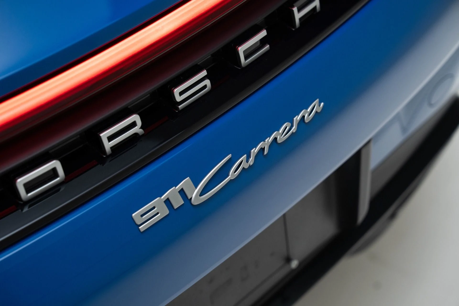 mph039_1281249365_Used_2025_Porsche_911_Carrera_1782341869_48d02ae347