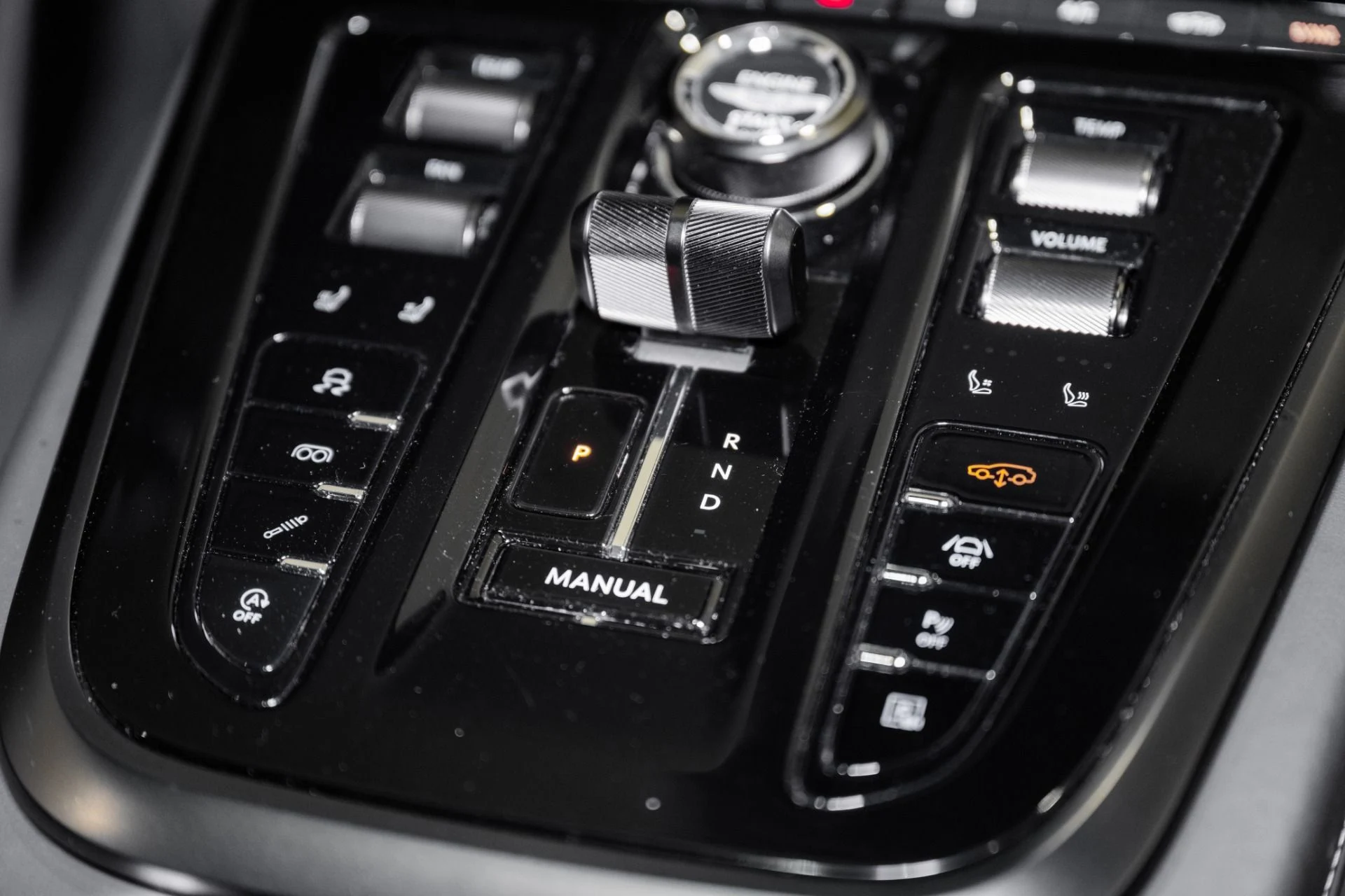 mph039_1288095762_Used_2025_Aston_Martin_DBX_707_1768581012_f99da8e423