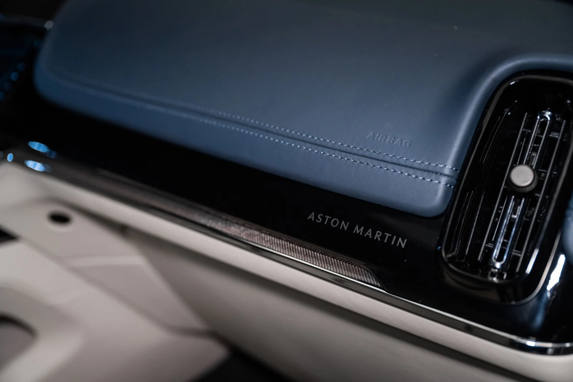 mph039_1295920424_Used_2025_Aston_Martin_DBX_707_1734711890_2cd4b78b0f