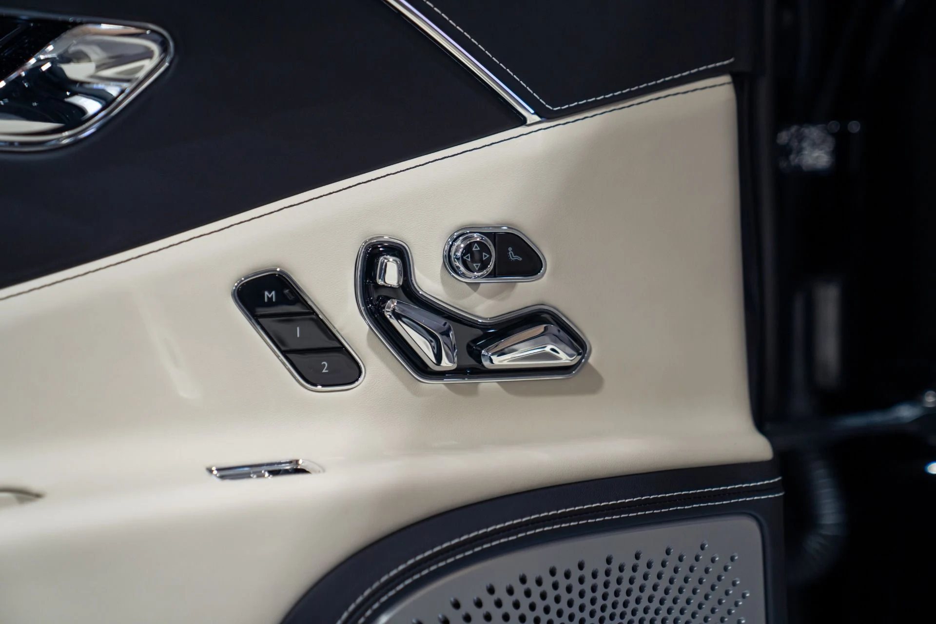 mph039_1316447776_Used_2023_Bentley_Flying_Spur_Azure_1787341097_c4e8bdd0ff