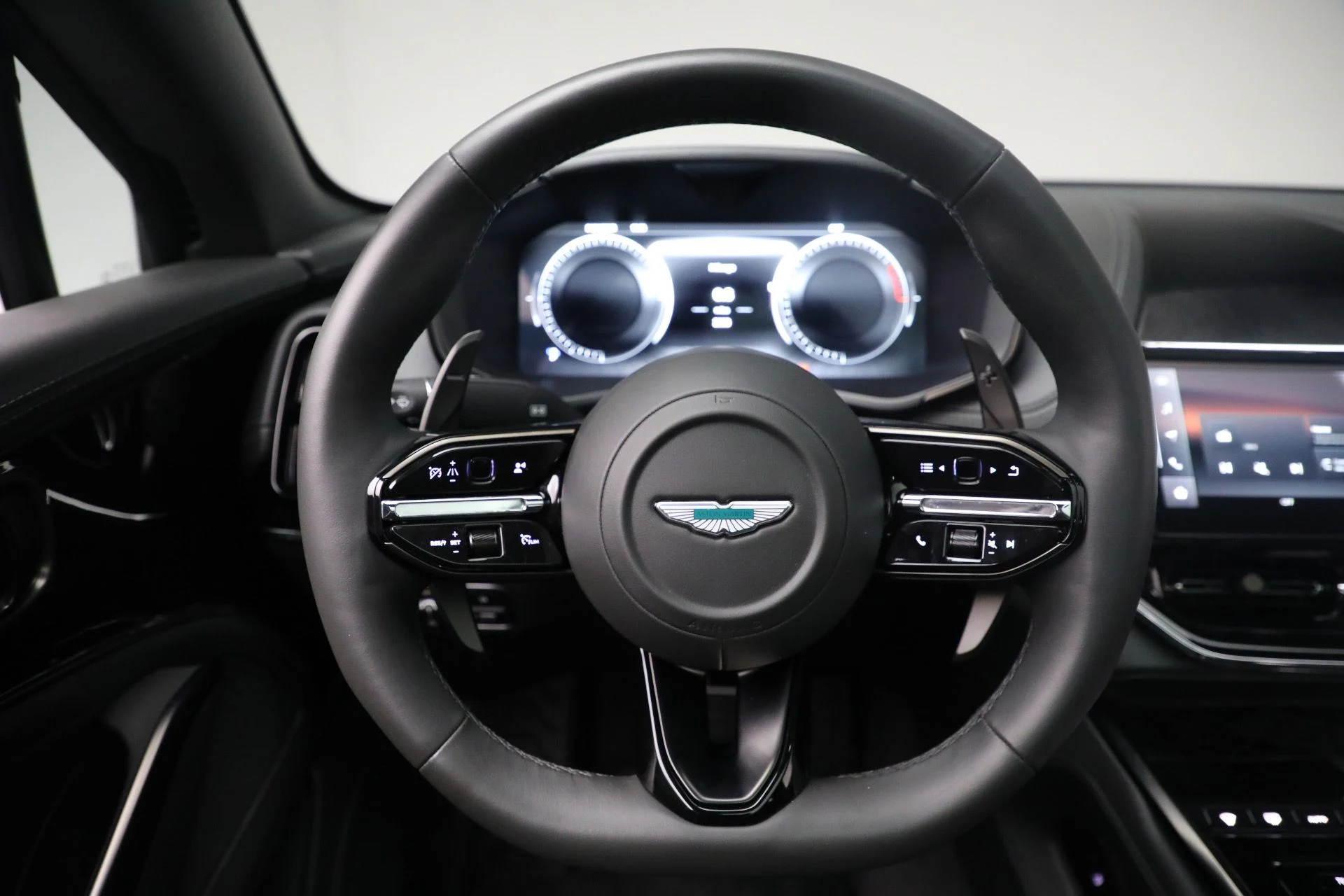 mph039_1328251603_New_2025_Aston_Martin_DBX_707_1762018387_e5be5191c6