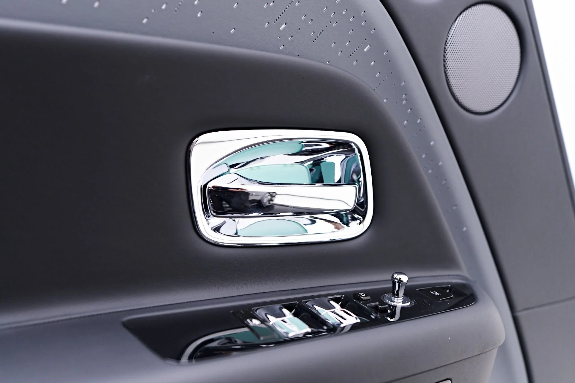 mph039_1353542255_Used_2025_Rolls_Royce_Spectre_1755107741_01c165655f
