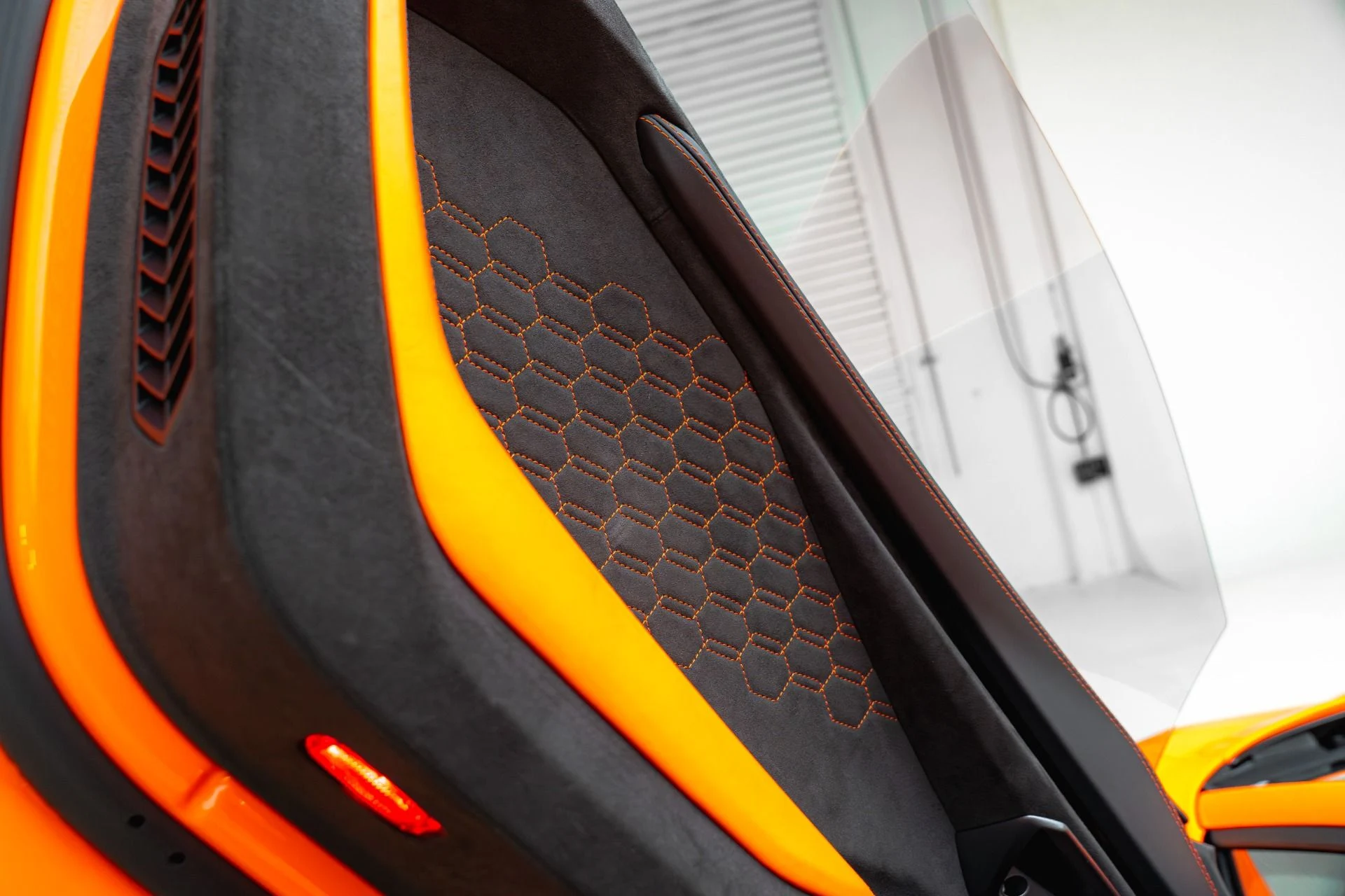 mph039_1360411857_Used_2024_Lamborghini_Revuelto_1781129539_5c05108a33