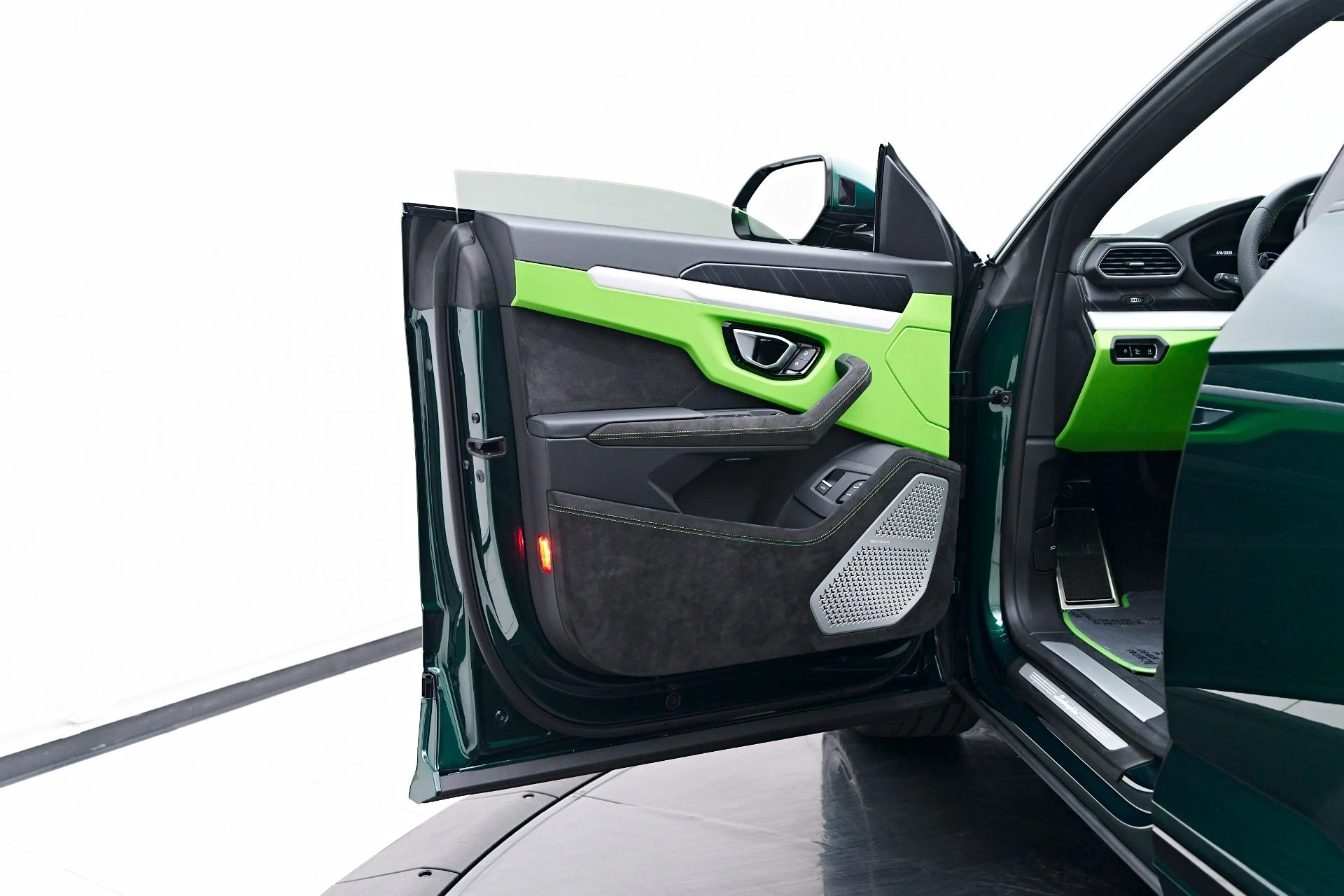 mph039_1361639440_Used_2024_Lamborghini_Urus_S_1749338378_8bfe6dbcb2