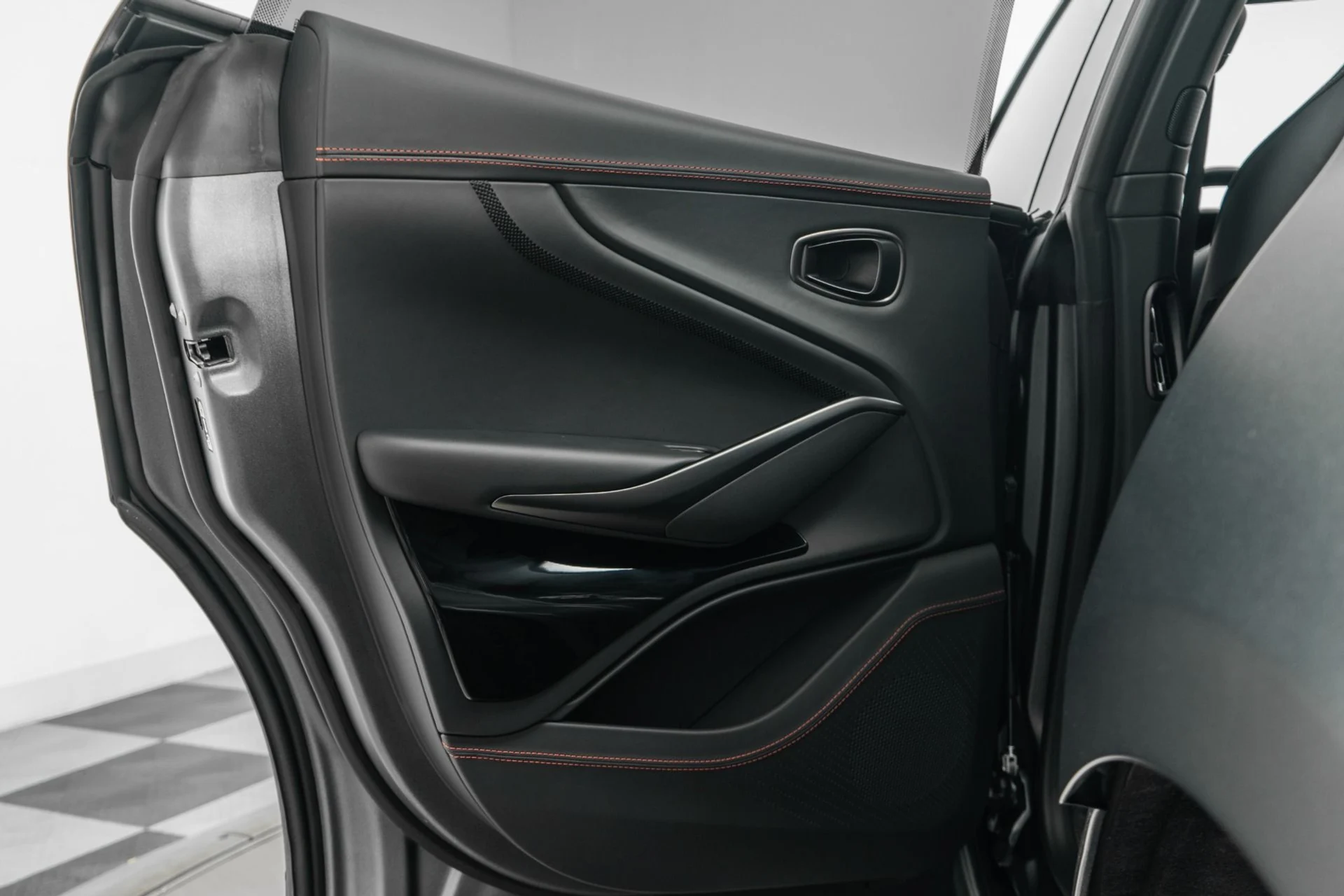 mph039_1373863394_Used_2025_Aston_Martin_DBX_707_23_Inch_Wheels_Factory_Matte_Paint_697_Horsepower_1774034848_f02903e647