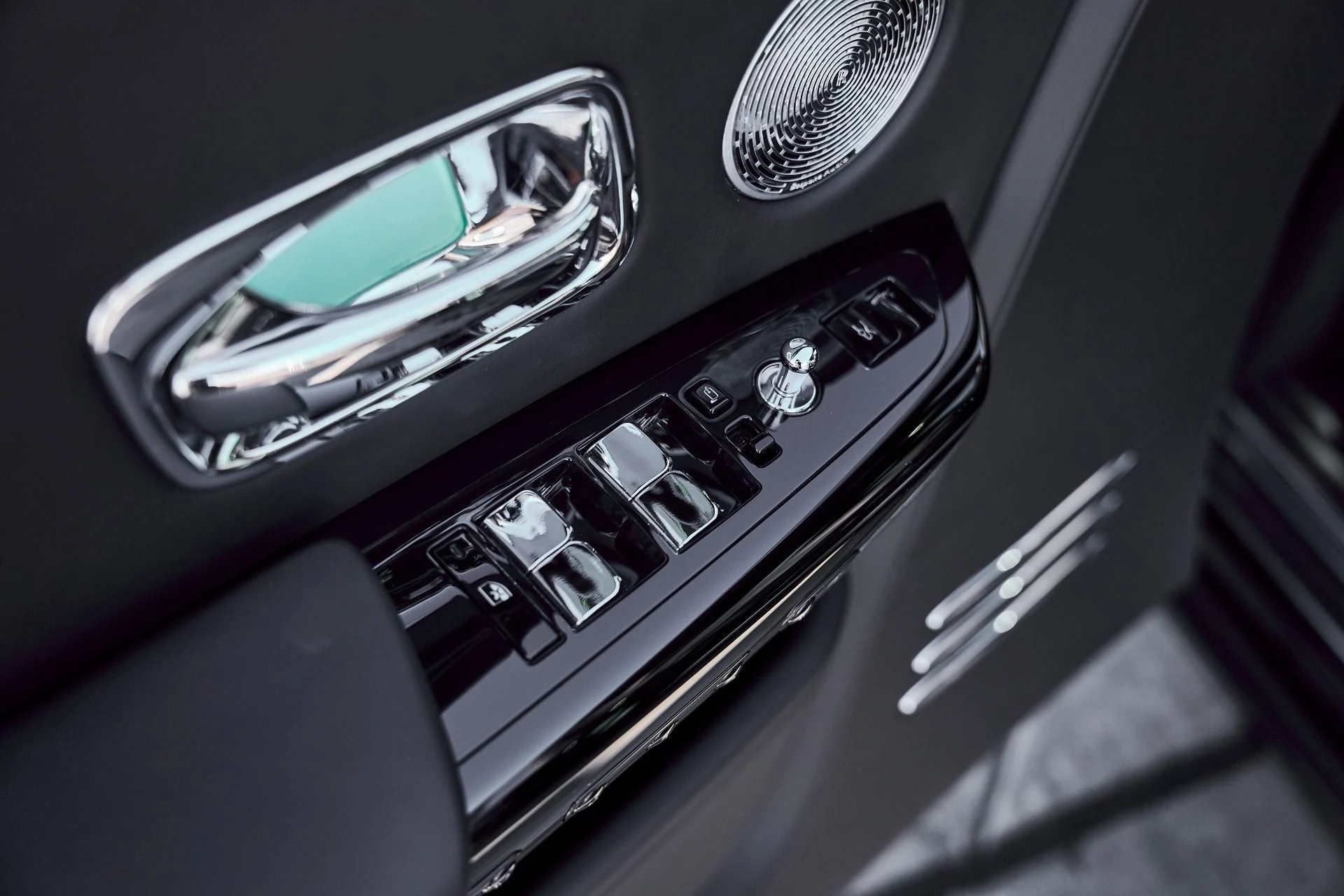 mph039_140576117_Used_2024_Rolls_Royce_Phantom_Base_1770700095_84729eeee4