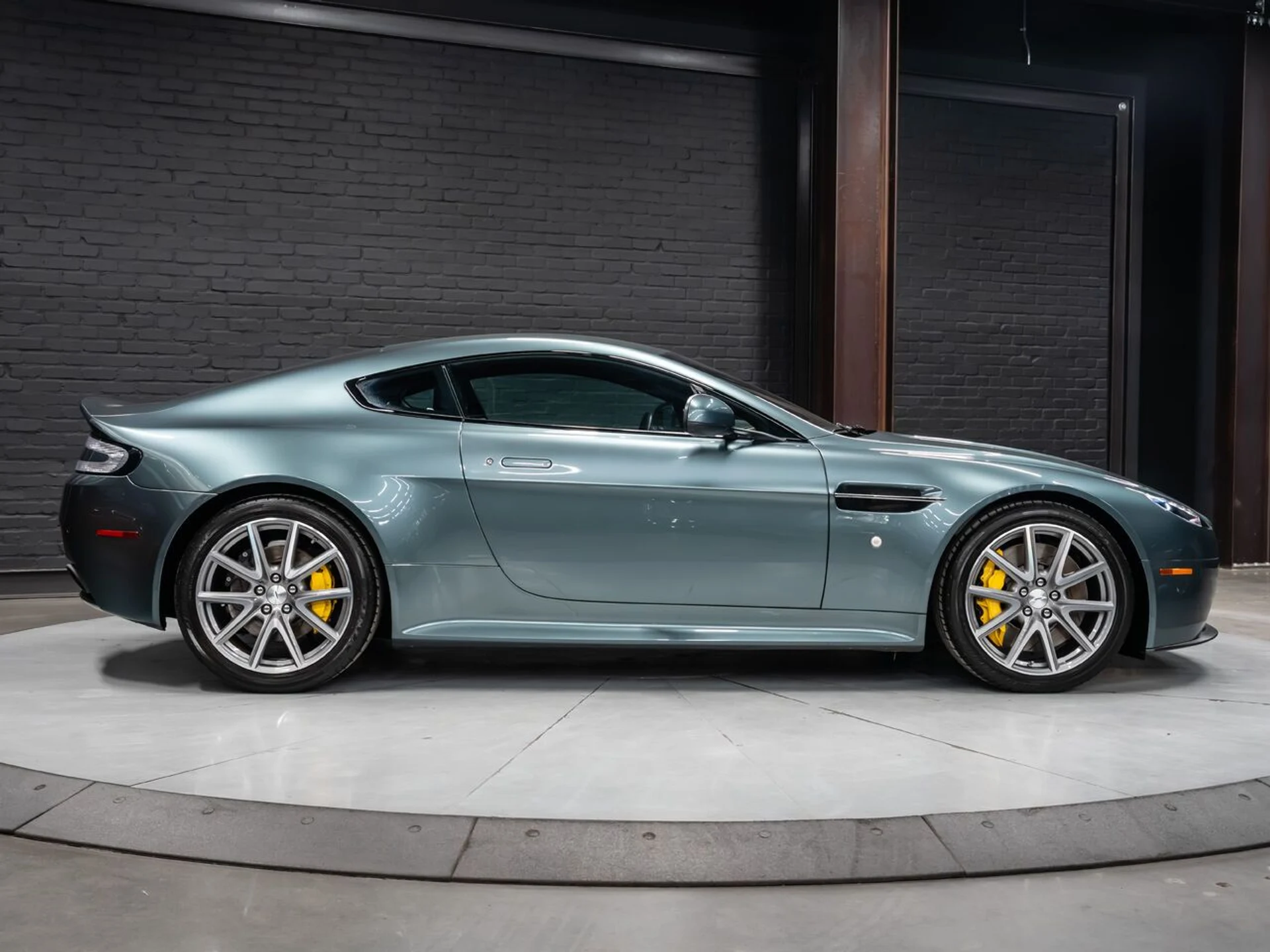 mph039_1407443530_aston_martin_v8_vantage_2015_97f9210ff1