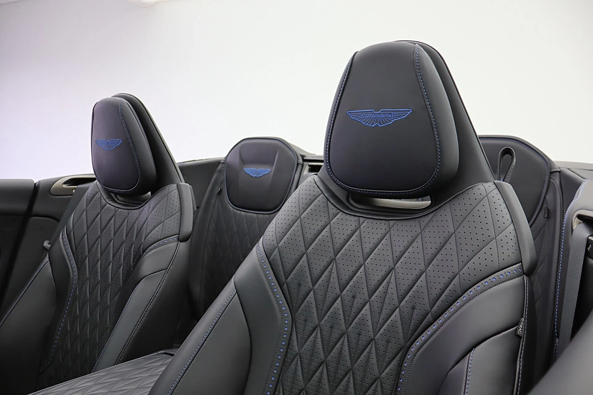 mph039_14114005_Used_2024_Aston_Martin_DB_12_Volante_6ddd71026f