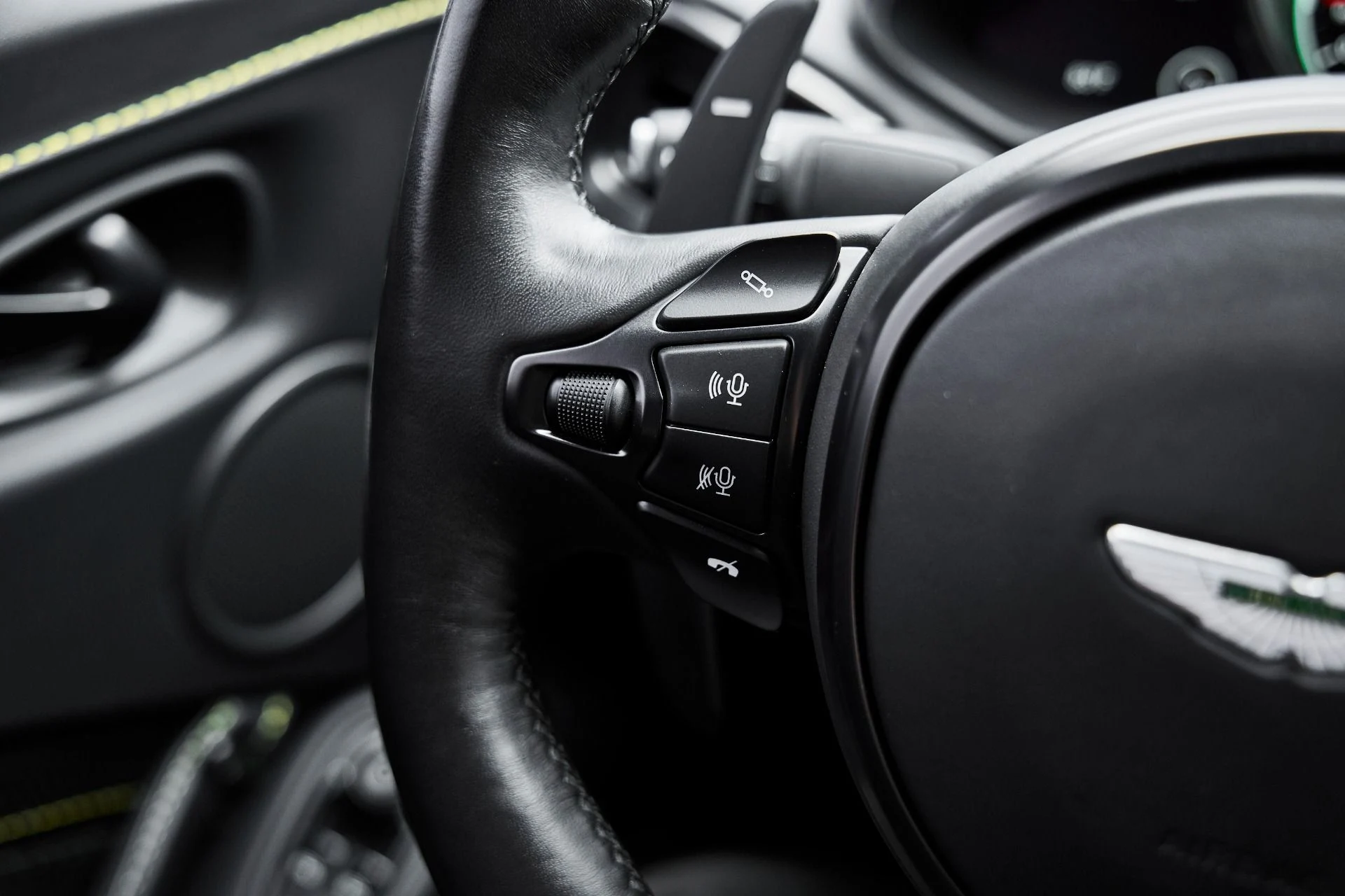 mph039_1420253352_Used_2023_Aston_Martin_Vantage_1775333353_1b99f1015d