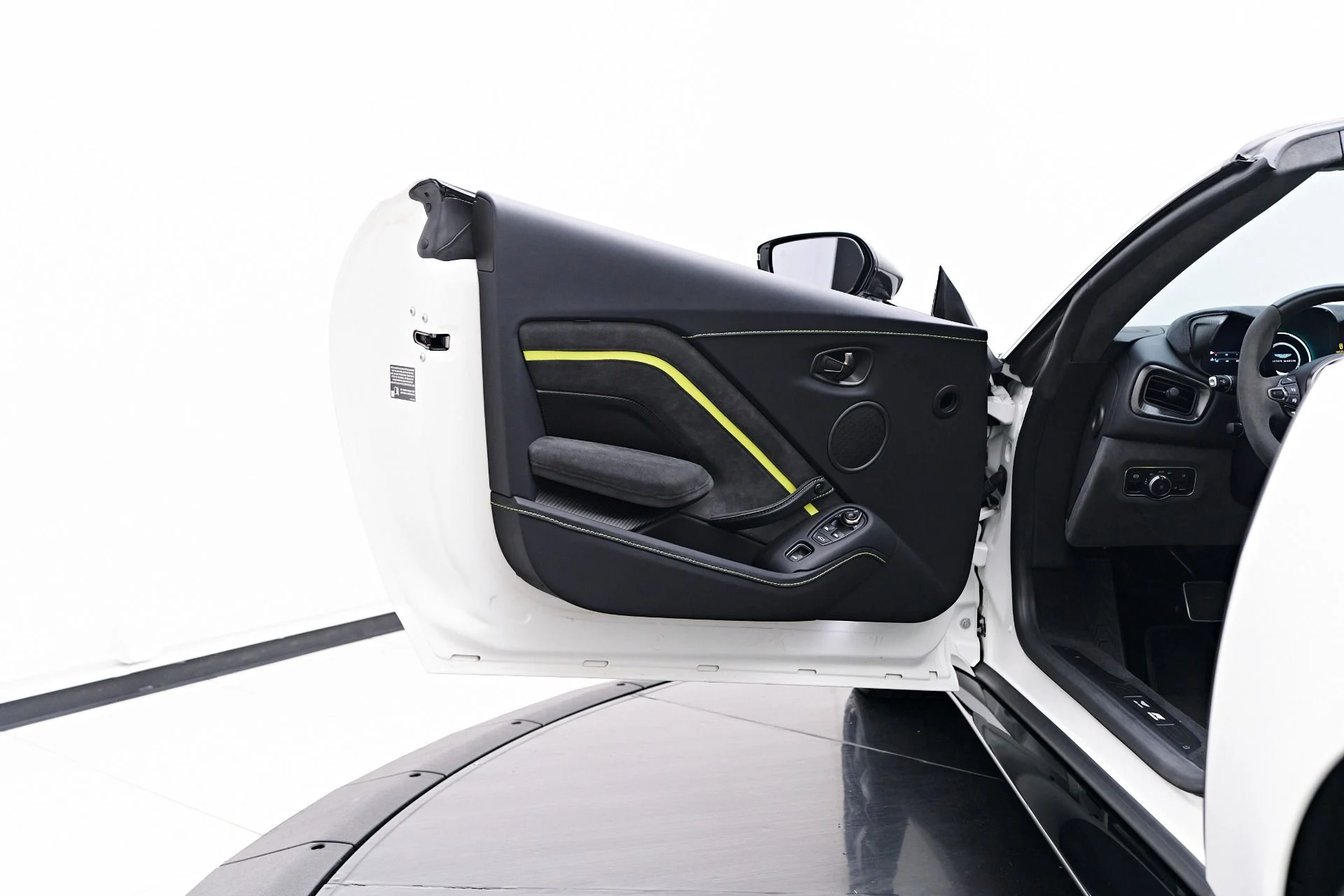 mph039_1482744028_Used_2023_Aston_Martin_Vantage_F1_Edition_1754013179_a0a91a12e0
