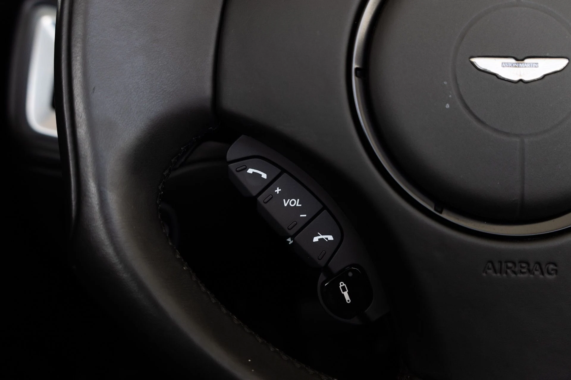 mph039_1497948758_Used_2015_Aston_Martin_Vanquish_Volante_1776978035_081224cbca