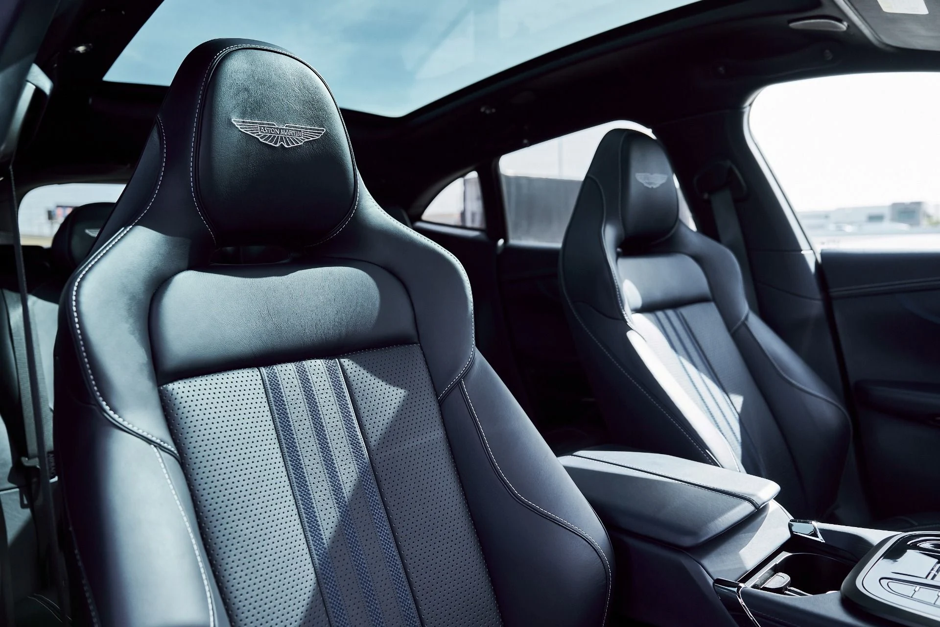 mph039_1533234745_Used_2025_Aston_Martin_DBX_707_1771642287_a9a5827e22