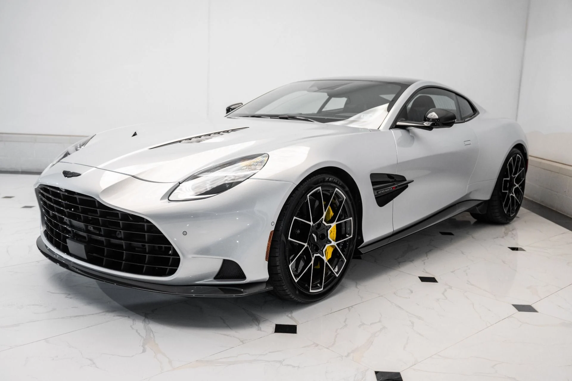mph039_1582168680_Used_2025_Aston_Martin_Vanquish_1741191405_ed38dc99e9