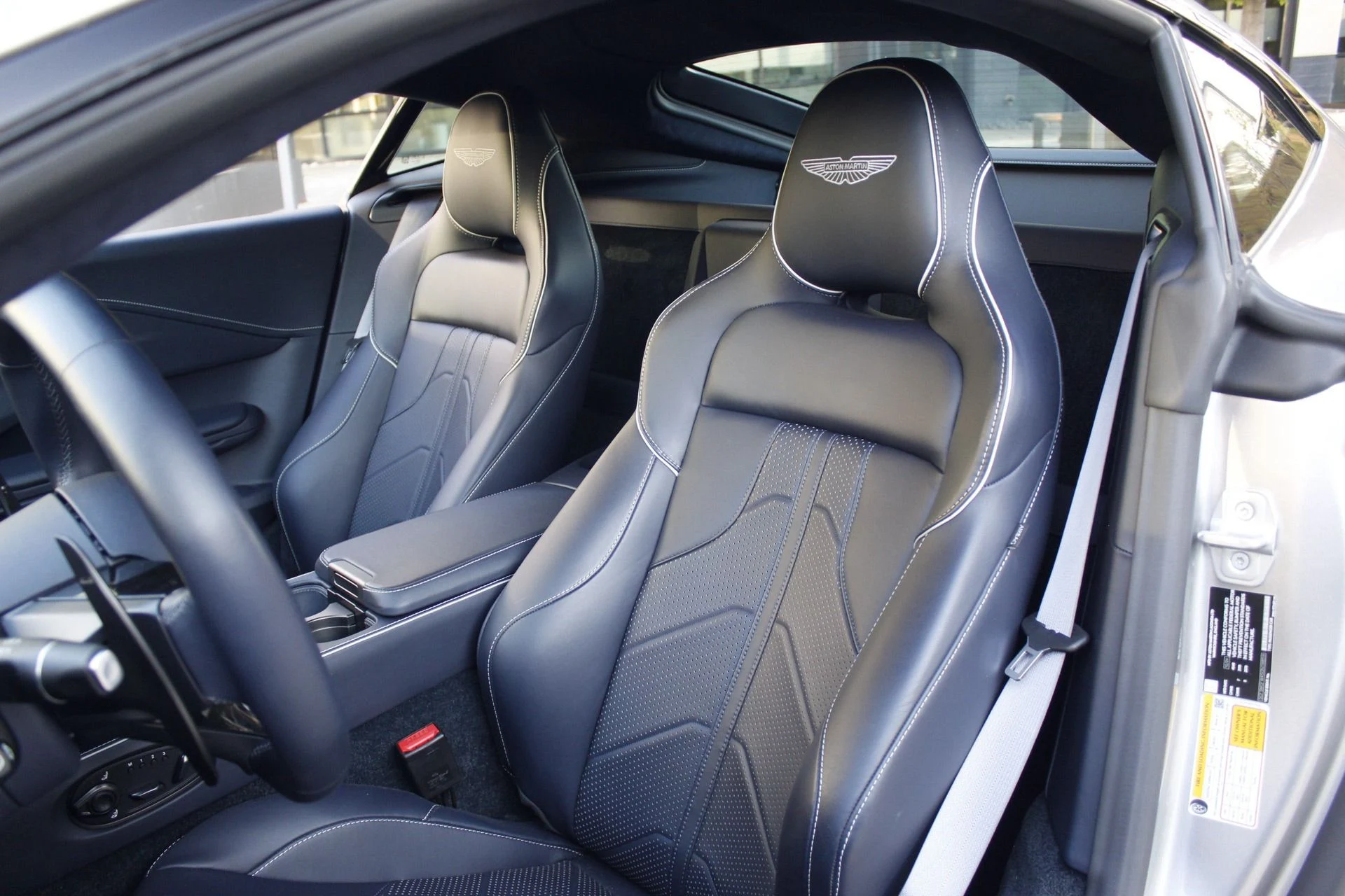 mph039_1605470554_Used_2025_Aston_Martin_Vantage_1788306671_dd719558f8