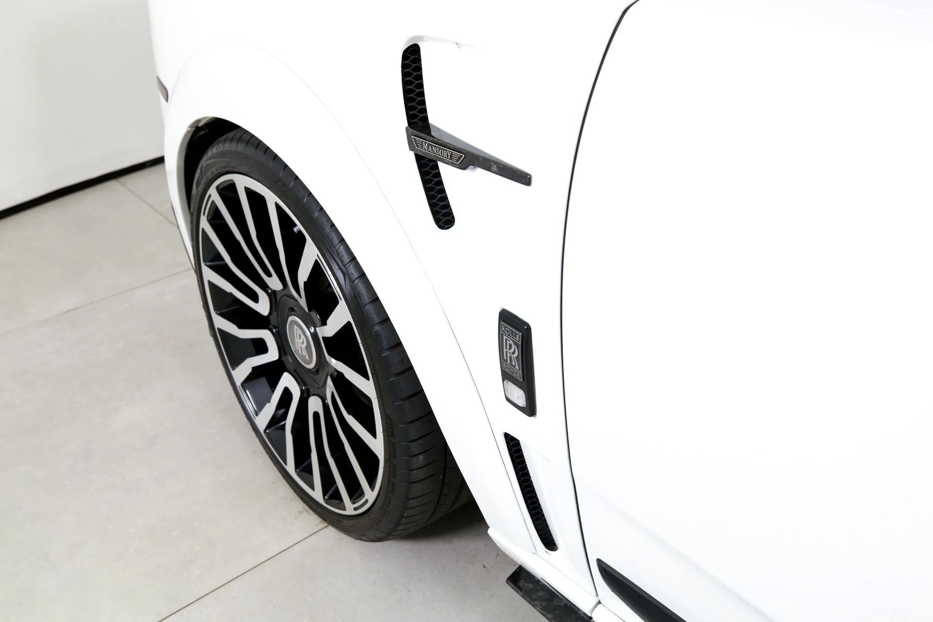 mph039_164547502_Used_2024_Rolls_Royce_Cullinan_1784324359_3178268c9c