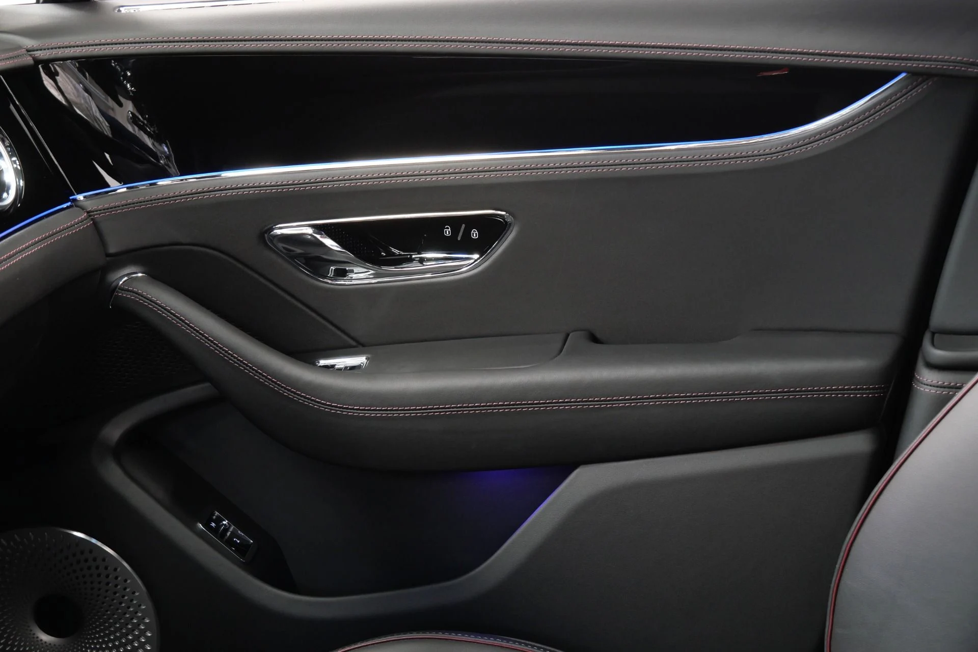 mph039_1646430268_Used_2023_Bentley_Flying_Spur_Hybrid_Touring_Specification_Contrast_Stitching_Piping_Bang_and_Olufsen_1769812693_ef8c0c68d5