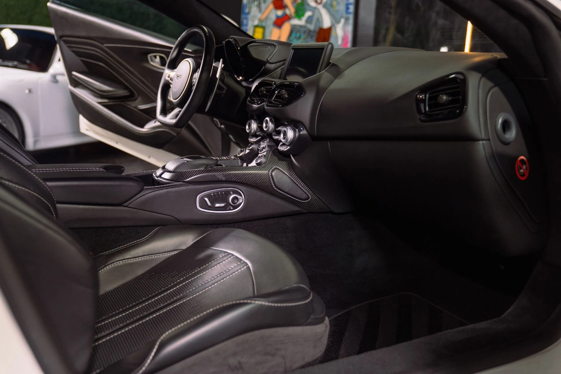 mph039_1675342552_Used_2019_Aston_Martin_Vantage_1792797785_ff8fcb84f6