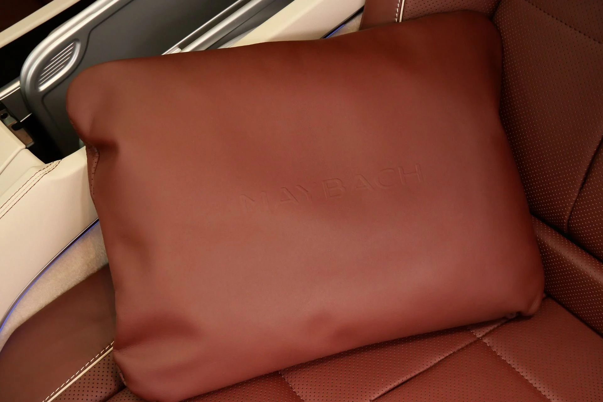 mph039_171314954_Used_2022_Mercedes_Benz_Maybach_GLS_600_4_MATIC_Beautiful_Colors_Four_Seat_Configuration_Walnut_Trim_1776795080_d9b6dbcb87