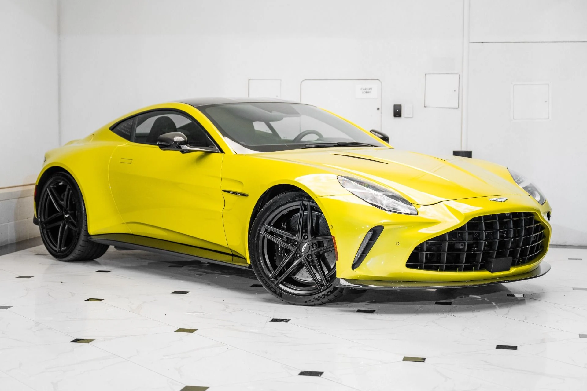 mph039_1714574977_Used_2025_Aston_Martin_Vantage_1751990746_c8fcf2b662