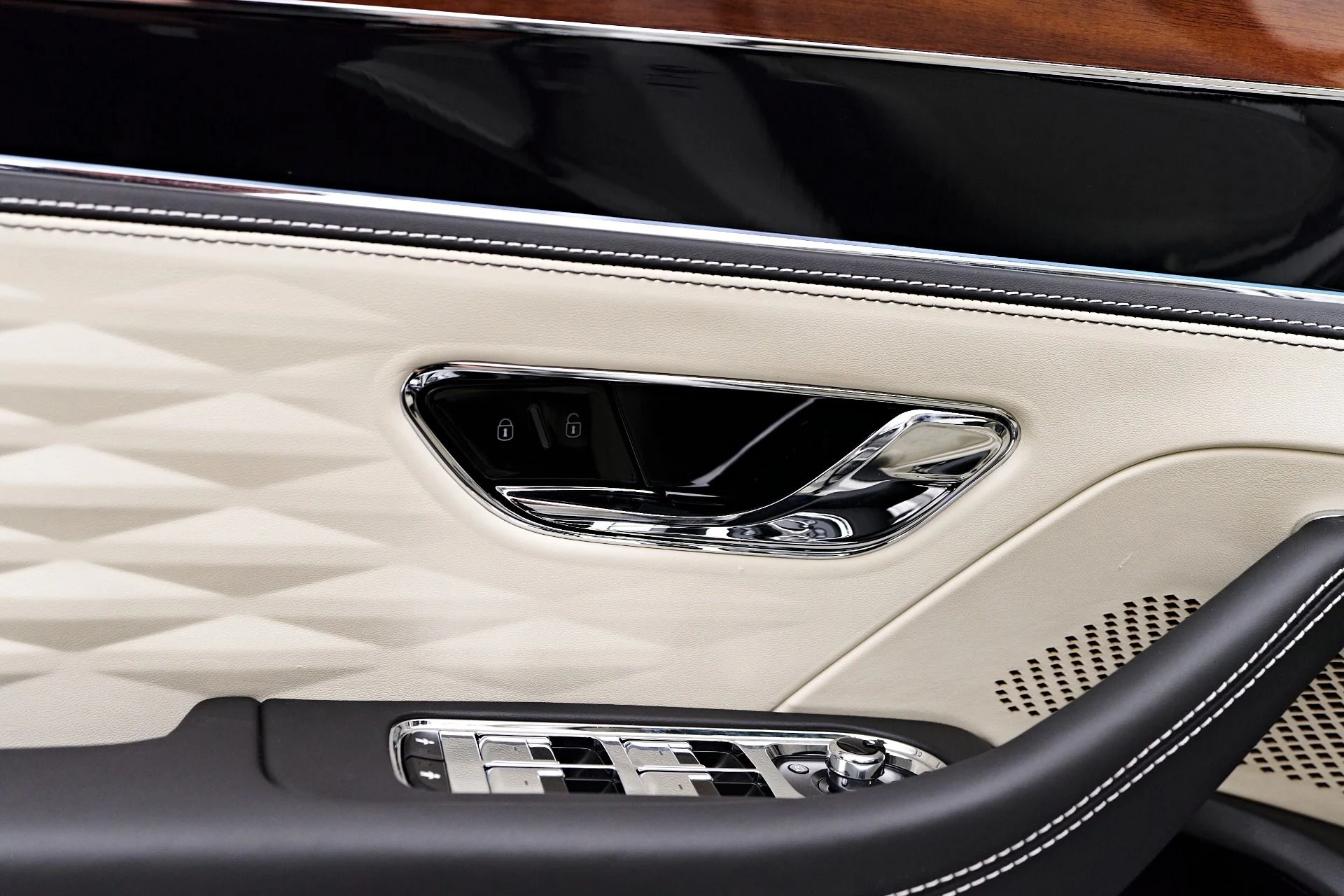 mph039_1760960242_Used_2021_Bentley_Flying_Spur_V8_1755391879_ecb72ff7e9
