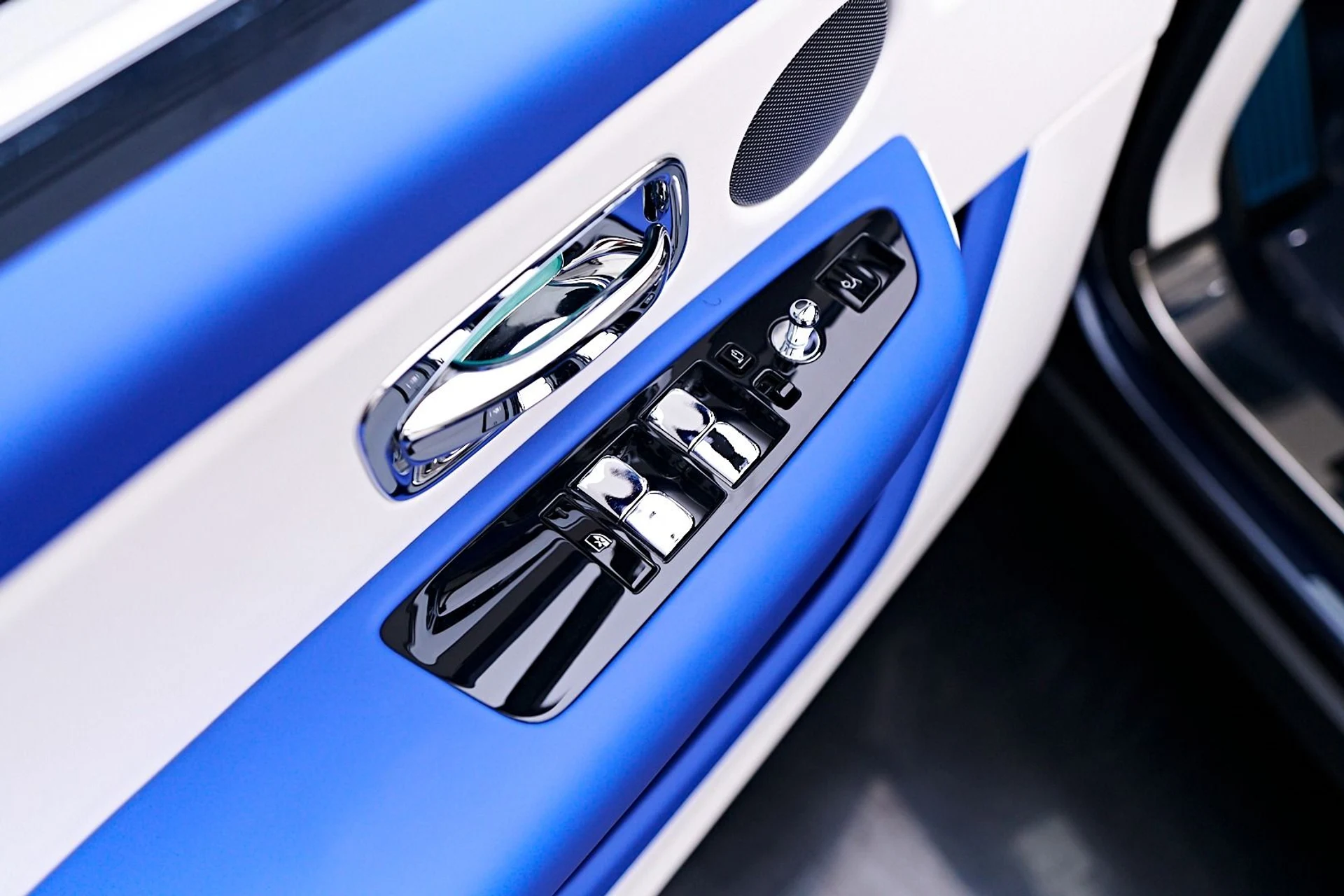 mph039_1764483910_Used_2023_Rolls_Royce_Cullinan_Base_1745954360_7dbce3359c