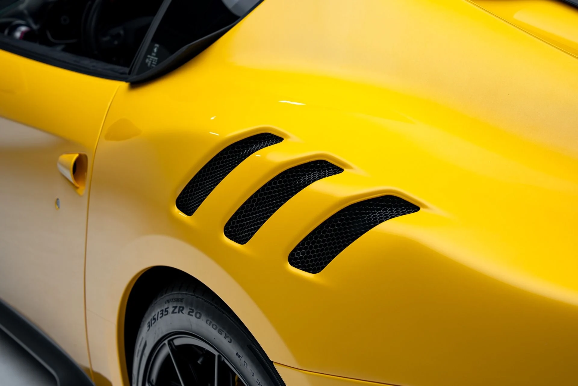 mph039_1778135605_Used_2017_Ferrari_F12tdf_1777399989_e2c04b1e80
