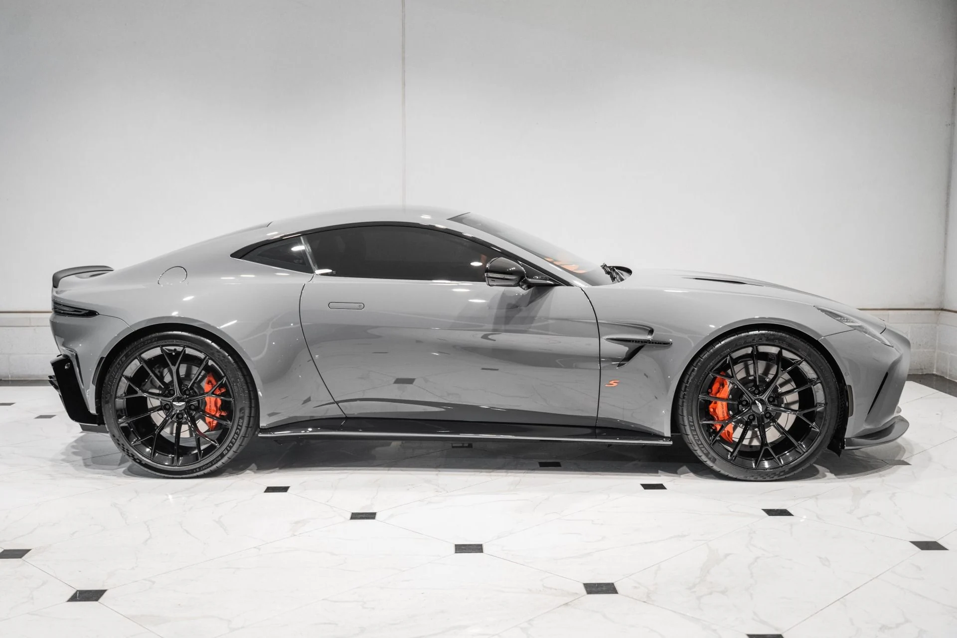 mph039_1794975850_Used_2026_Aston_Martin_Vantage_S_1778492725_0701162952