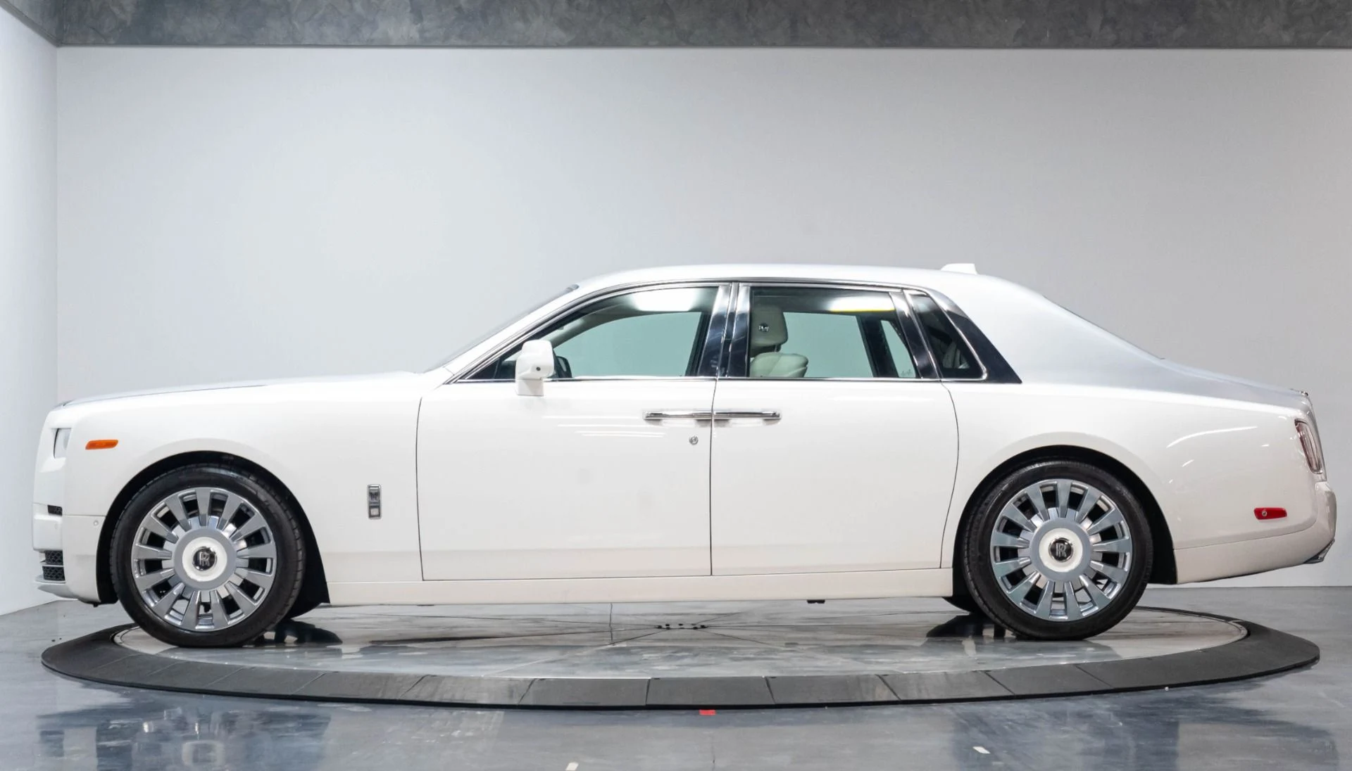 mph039_1804304656_Used_2019_Rolls_Royce_Phantom_1784063951_75cdbb7545